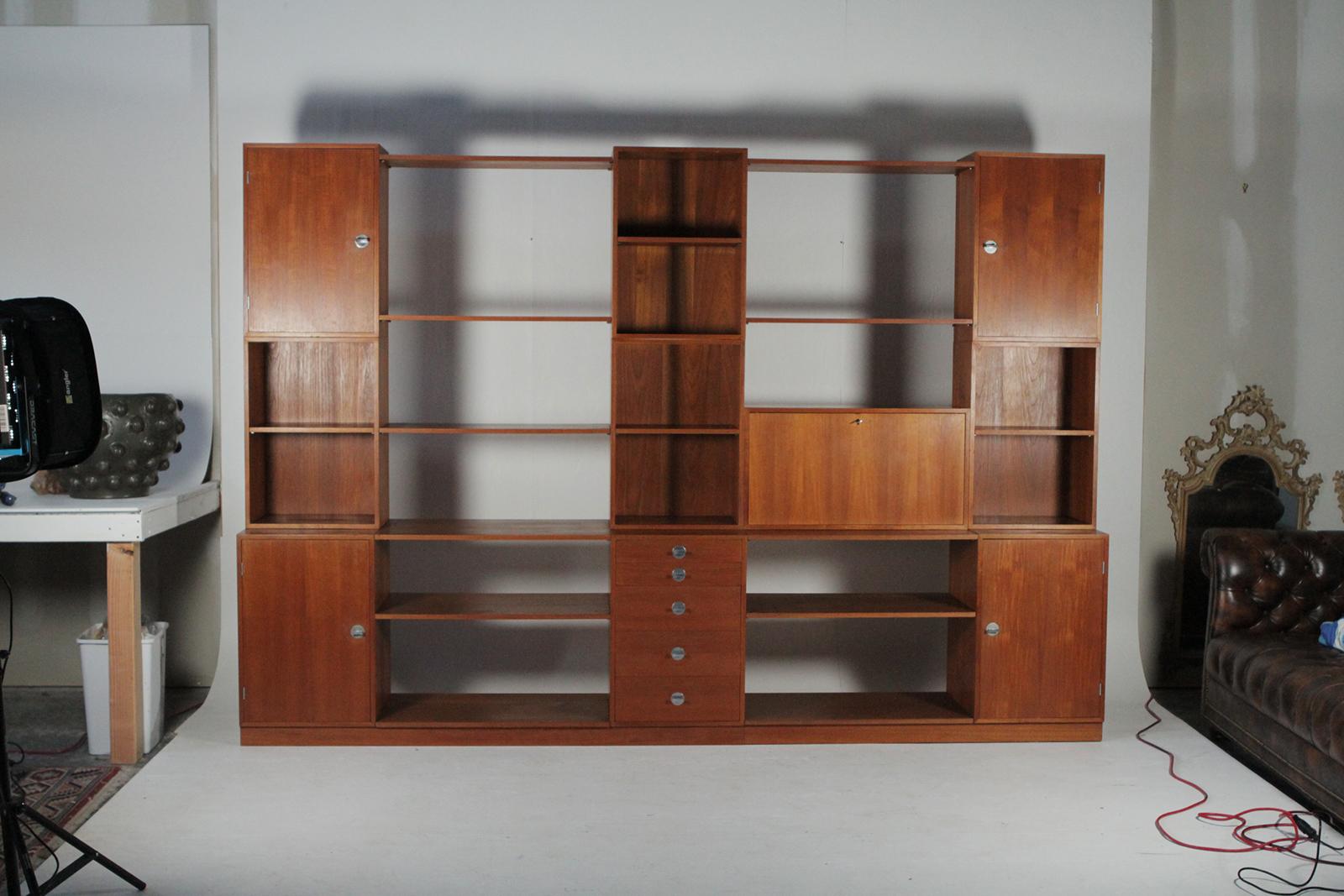 Finn Juhl for France & Son Cresco modular teak wall unit and desk or secretary, circa 1960
Dimensions: 81.5