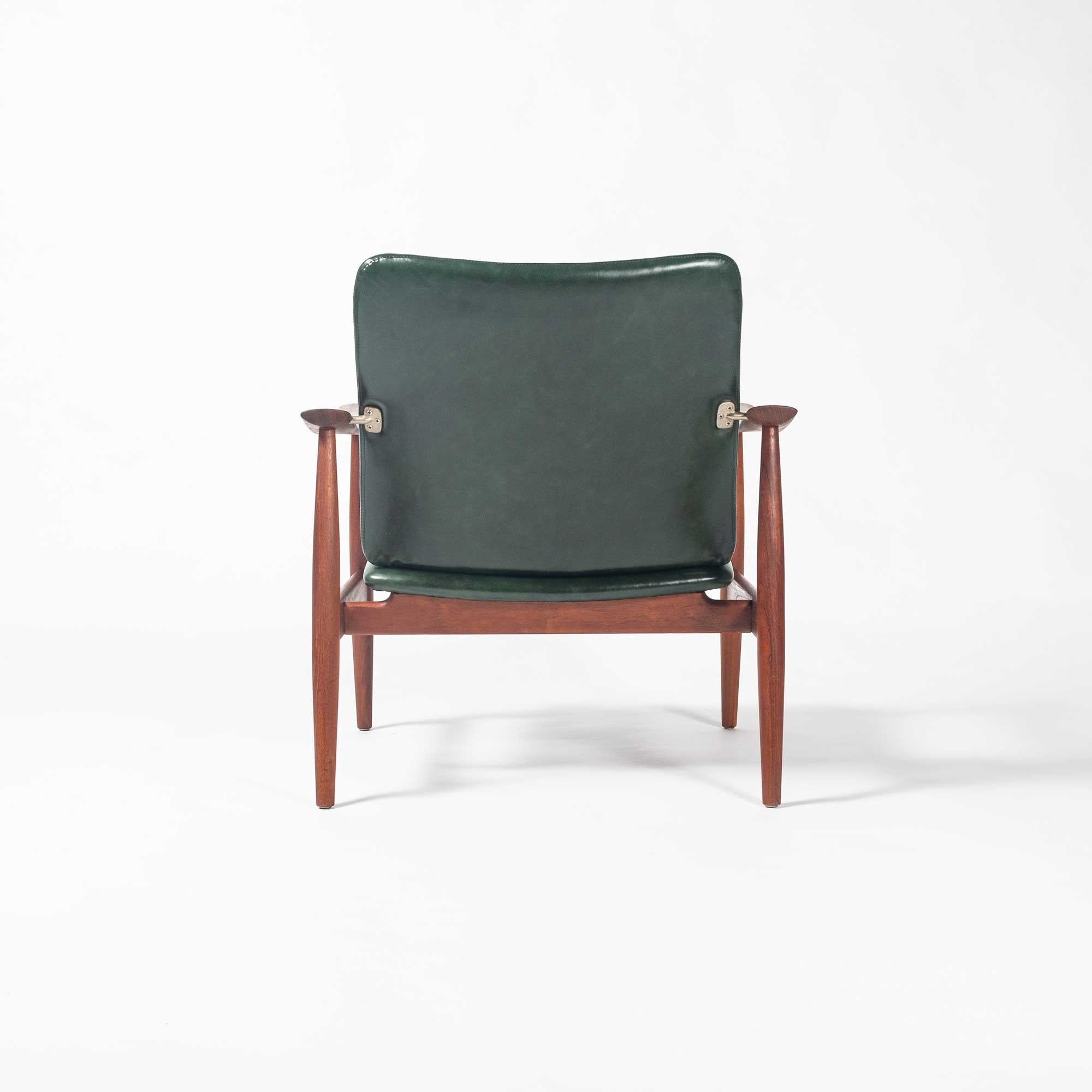 Finn Juhl For Frances & Son Easy Chair FD138 in Teak and Green Leather In Good Condition In Seattle, WA