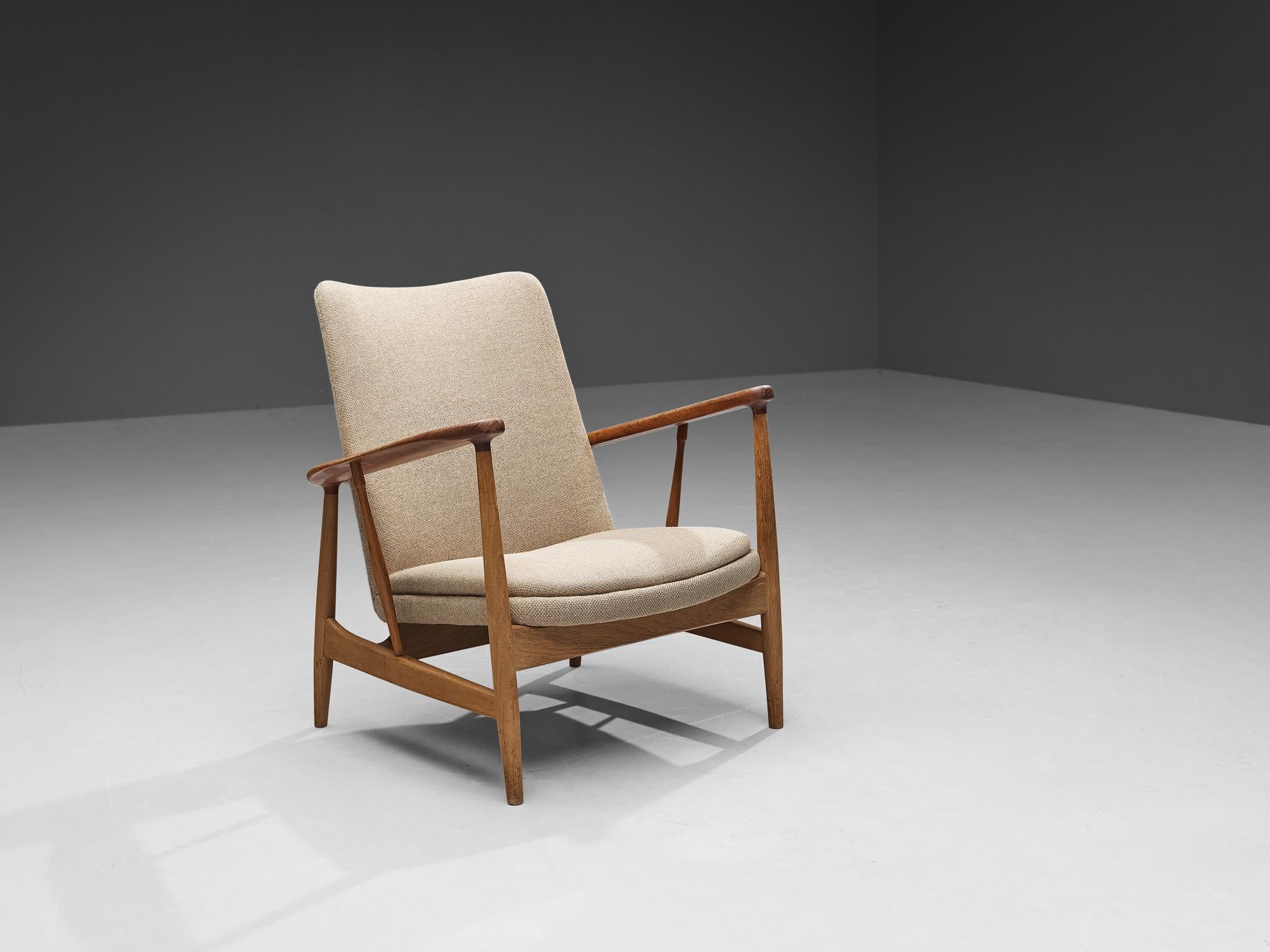 Finn Juhl for Søren Willadsen Møbel-Fabrik, easy chair, model SW 86, teak, oak, wool, Denmark, 1953.

This chair has been designed in 1953 by Finn Juhl. This chair is one of the three designs by Juhl that were produced by Søren Willadsen. This easy
