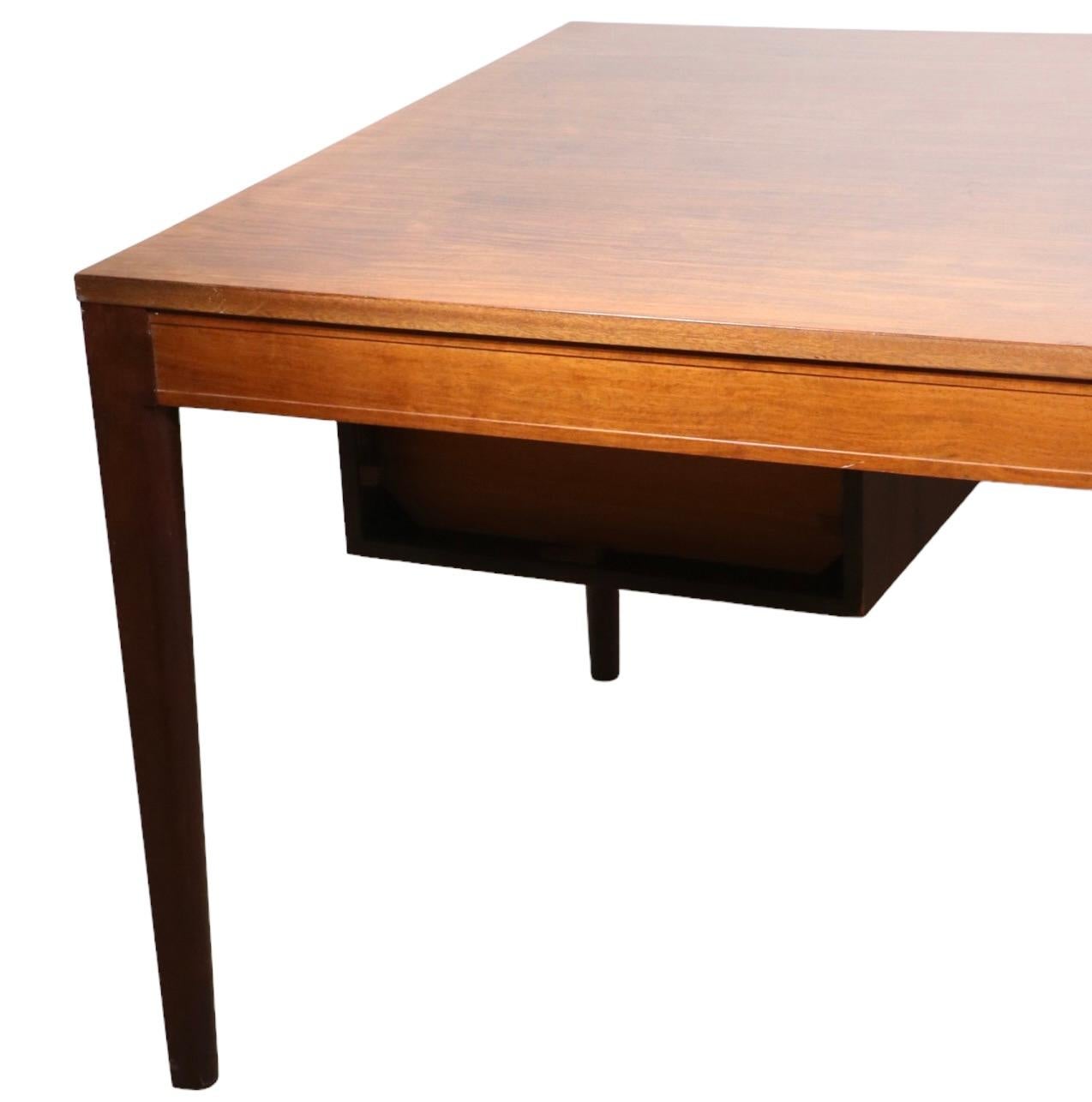 Finn Juhl France and Son Rosewood Danish Mid Century Diplomat Desk FD 951 In Good Condition For Sale In New York, NY