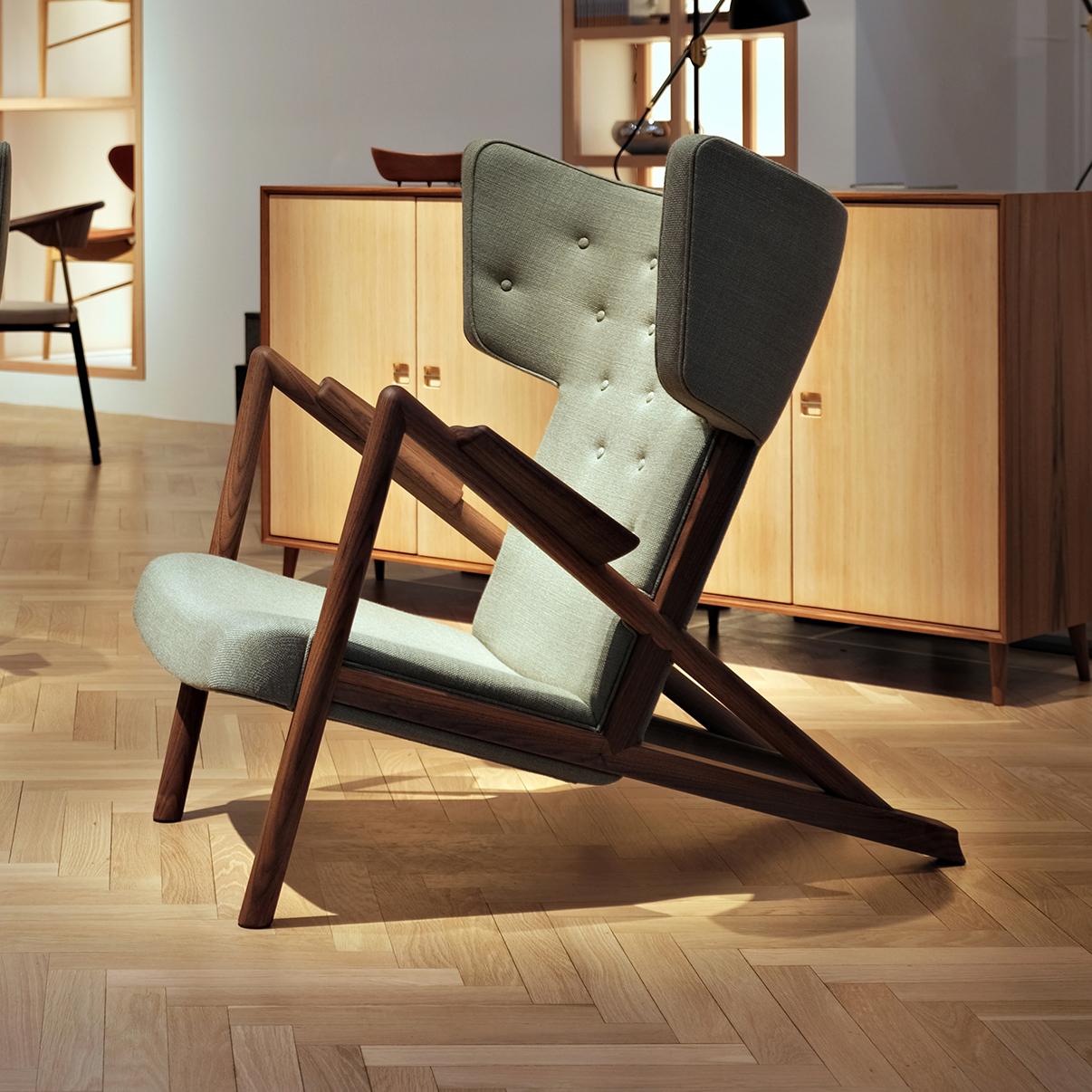 Sofa bench designed by Finn Juhl in 1938, relaunched in 2019.
Manufactured by House of Finn Juhl in Denmark.

The Grasshopper was designed by Finn Juhl in 1938 and exhibited at Niels Vodder's stand at the guild exhibition. Two chairs were