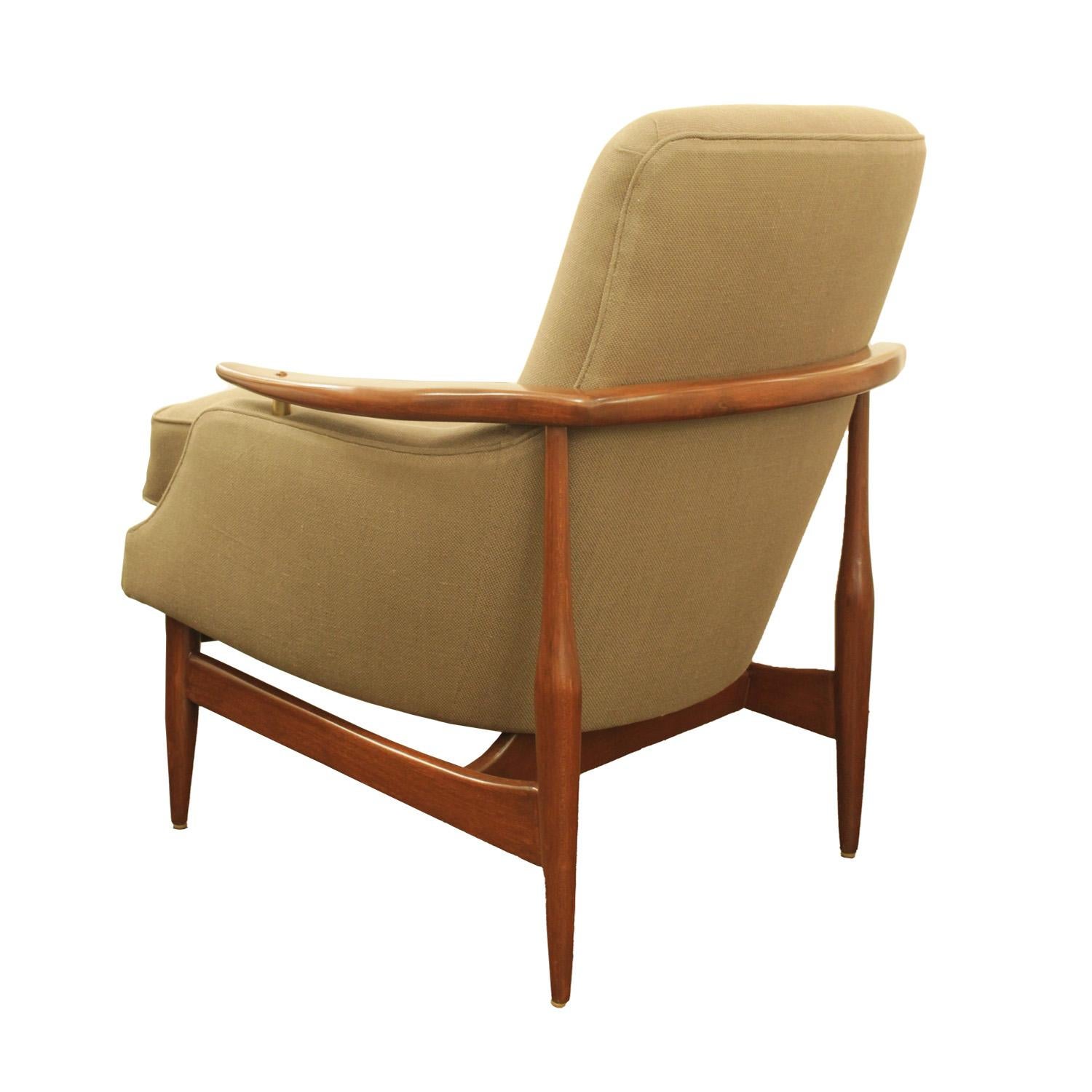 Finn Juhl Inspired Pair of Danish Mid-Century Lounge Chairs 1970s In Good Condition In New York, NY