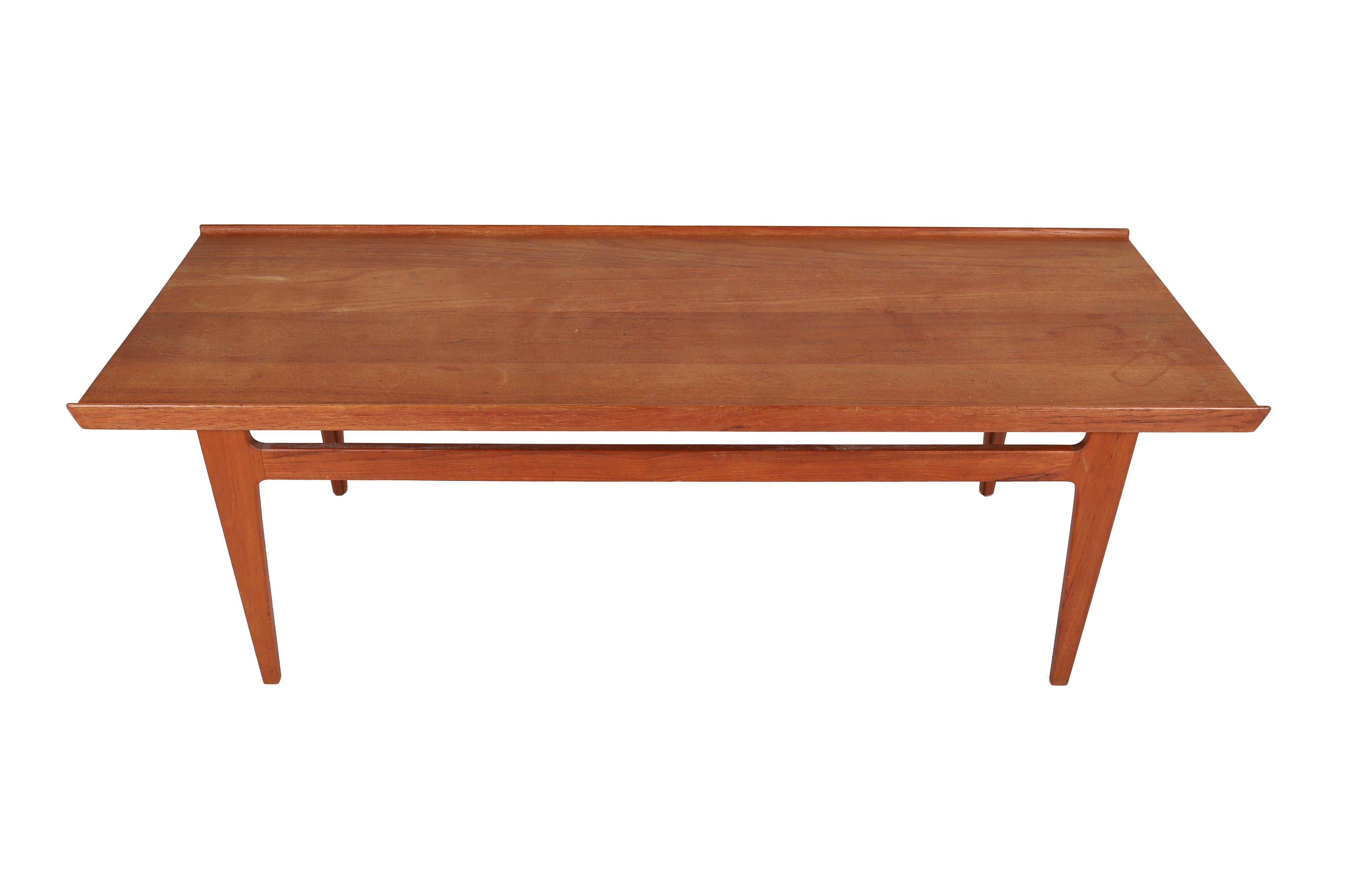 Table basse conçue par Finn Juhls, pour France & France, en bois de teck ancien avec une finition à l'huile.  

 

La restauration professionnelle et qualifiée de meubles fait partie intégrante de notre travail quotidien. Notre objectif est de