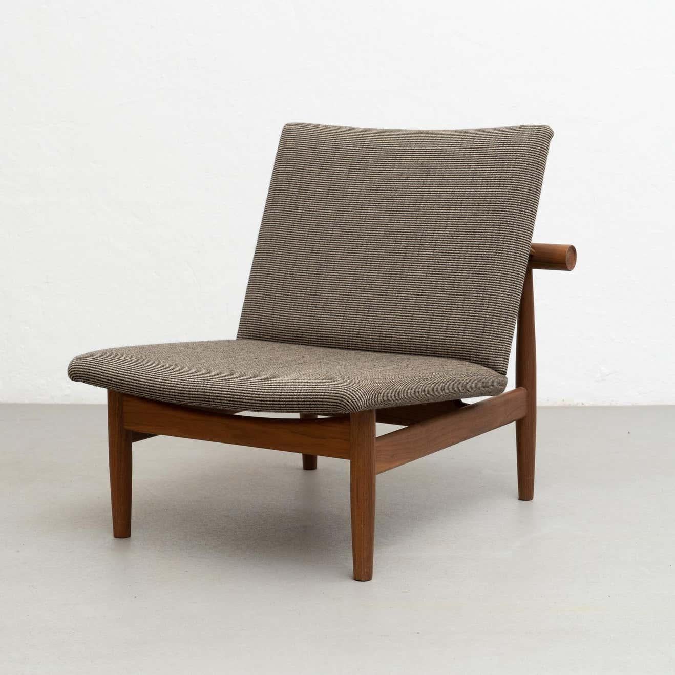 Finn Juhl Japan Series Stuhl, Wood und Raf Simons Kvadrat (Moderne der Mitte des Jahrhunderts) im Angebot