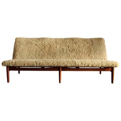 Finn Juhl "Japan" Sofa aus Teakholz und Shearling, 1957
