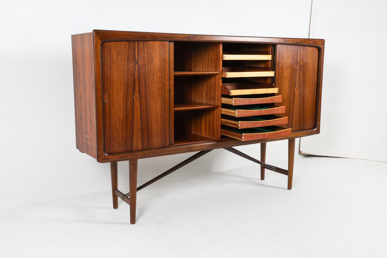 Aparador danés de palisandro estilo Finn Juhl Johannes Andersen, circa años 60 en venta 7