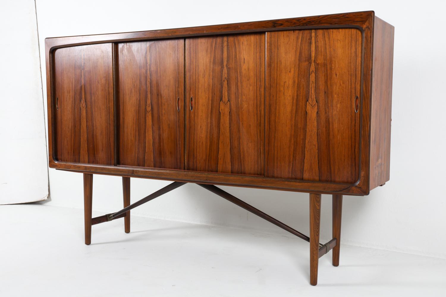 Aparador danés de palisandro estilo Finn Juhl Johannes Andersen, circa años 60 siglo XX en venta