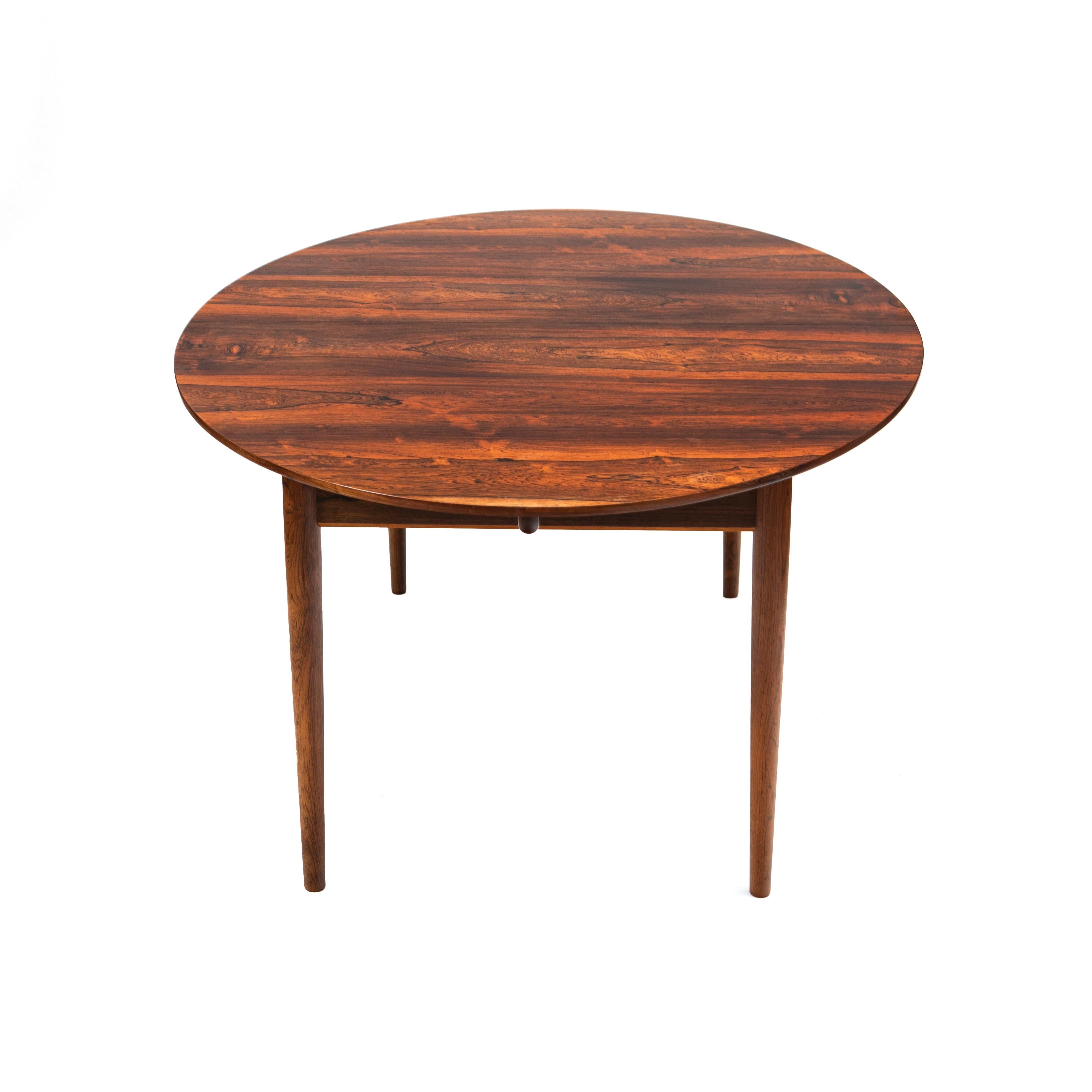 Finn Juhl oval 'Judas' dining table Rio rosewood / palisander. Come with two extension leaves. The table has a beautiful grain.
Marked under on the extension: 