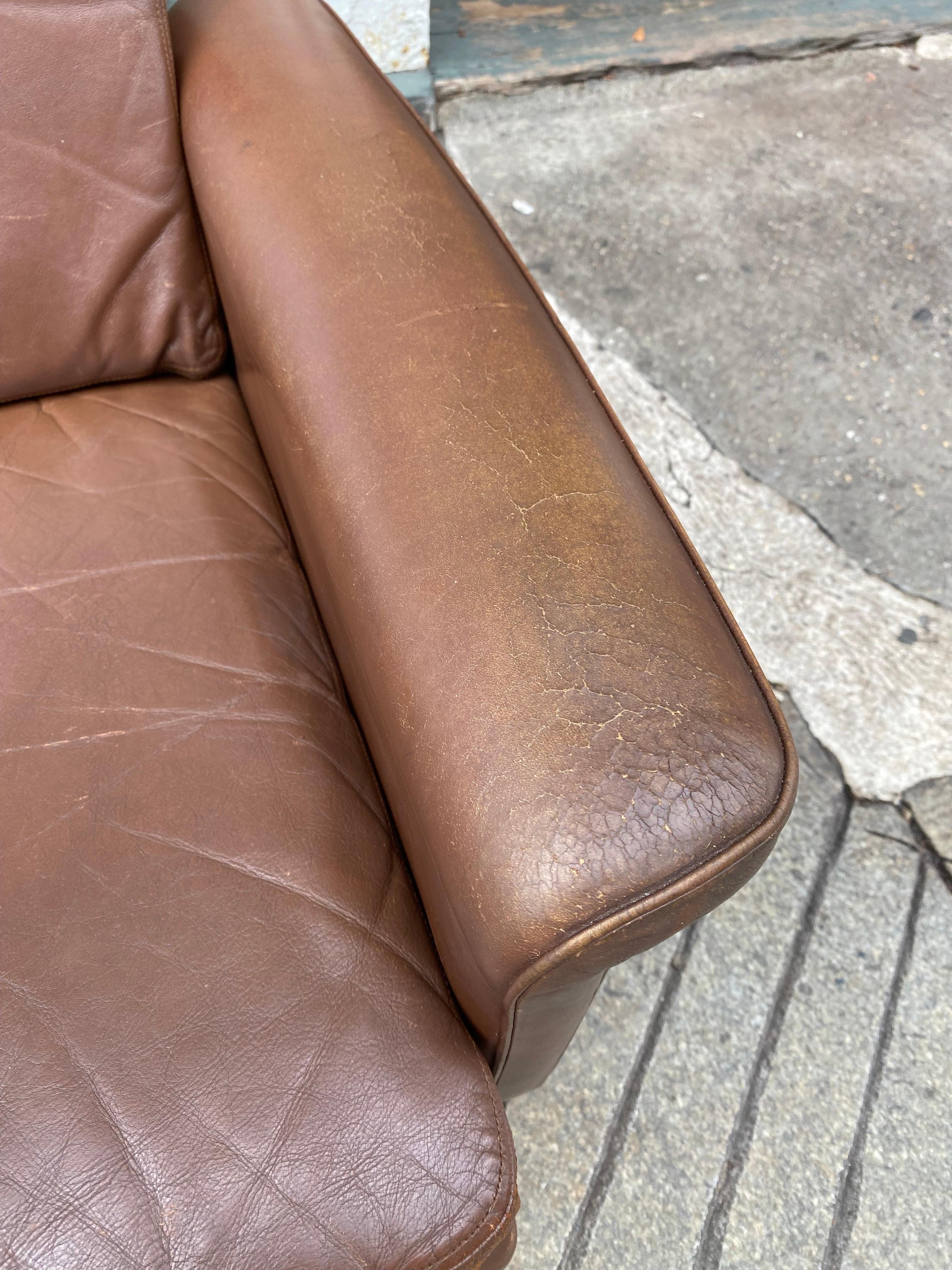 Finn Juhl Jupiter 3-Sitz-Sofa aus Leder im Zustand „Gut“ im Angebot in Philadelphia, PA