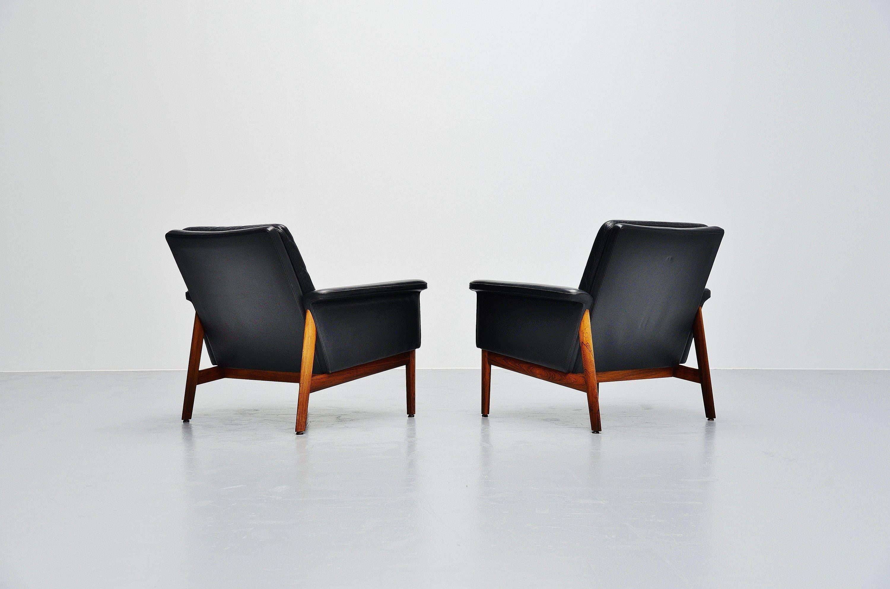 Danish modern so called Jupiter lounge chairs model 218 designed by Finn Juhl and manufactured by France & Son, Denmark, 1965. The lounge chairs have a solid rosewood frame and black leather seating. The sofa is in fully original and very good