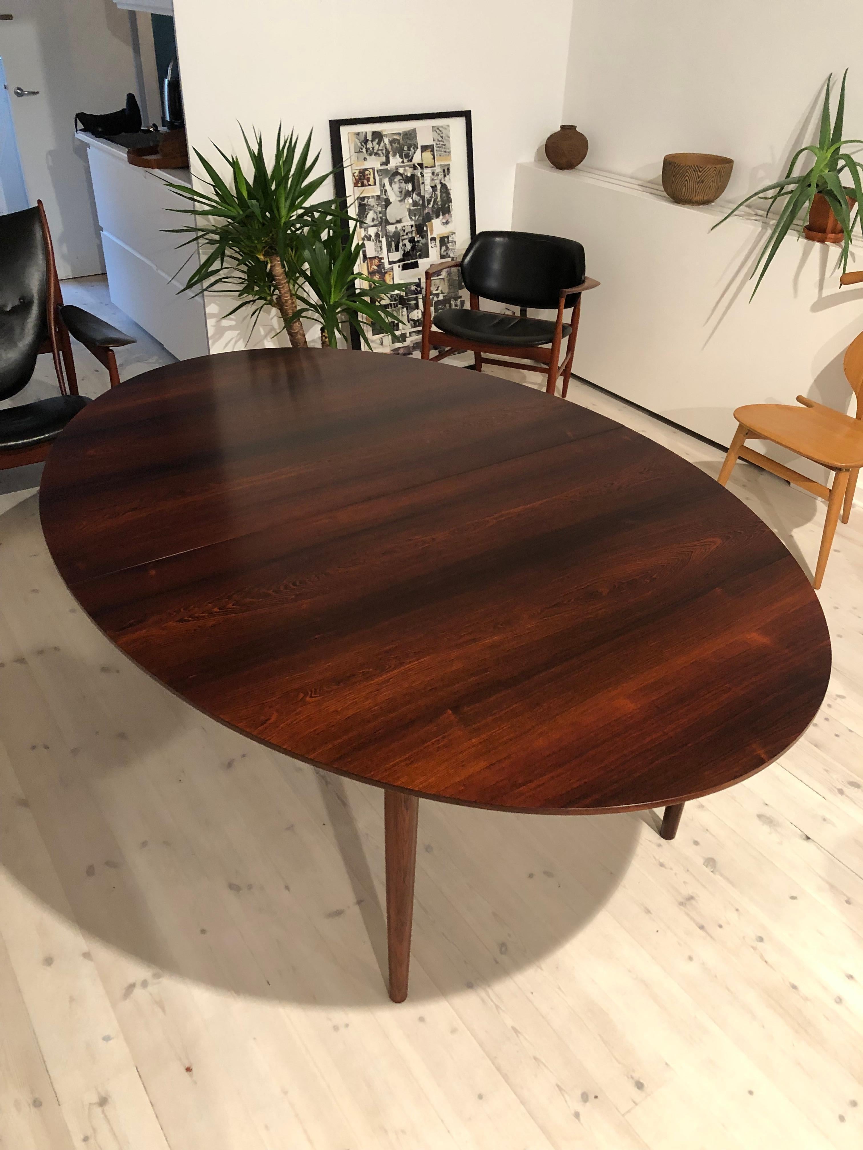 Finn Juhl, large 'Judas' table in Brazilian rosewood for master cabinetmaker Niels Vodder. Comes with two extension leaves (each measures 55 cm / 21 2/3 in.). Designed 1955.

Branded manufacturer’s mark to underside: 'Cabinetmaker Niels Vodder,