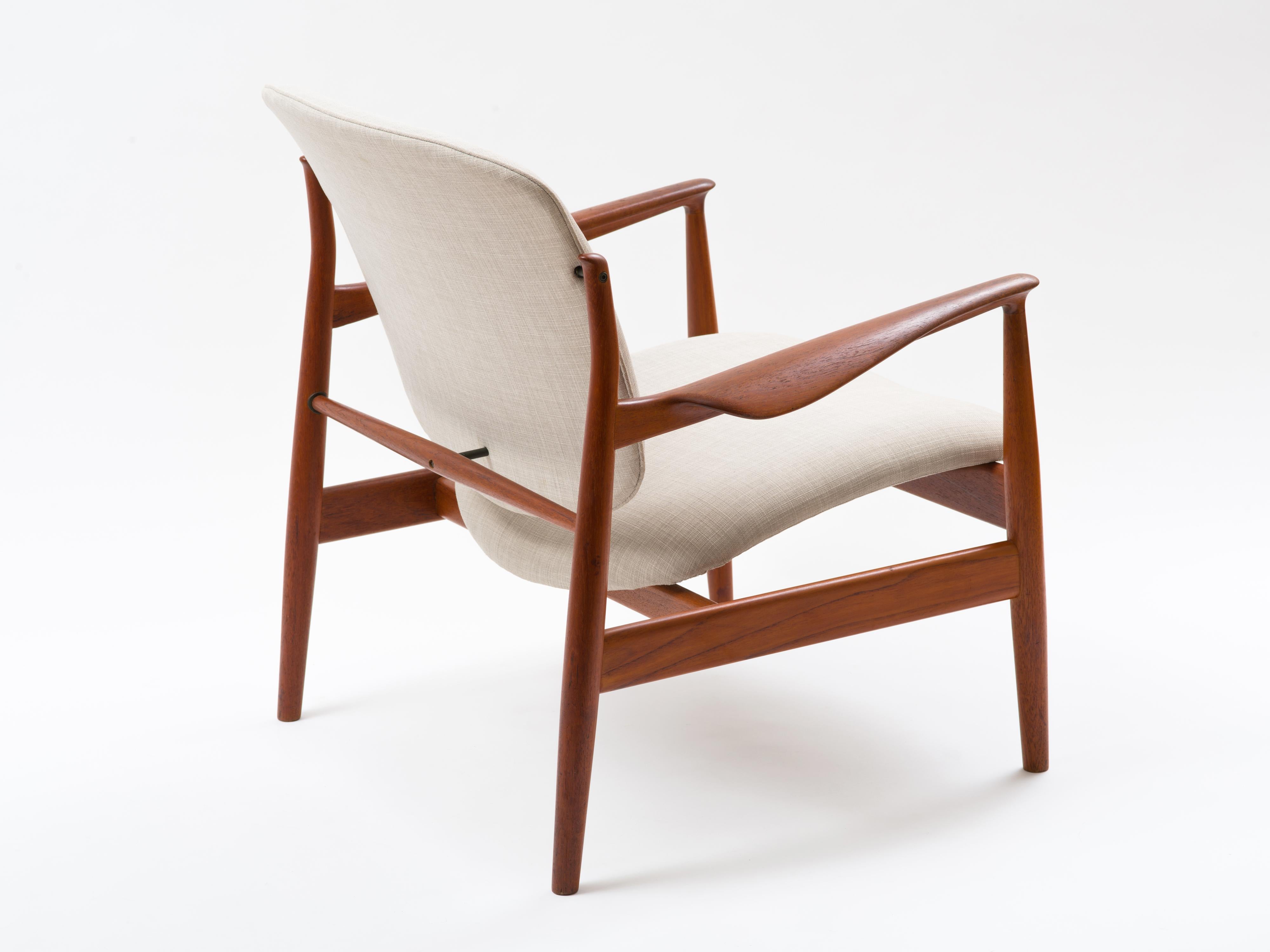Finn Juhl Lounge Chair Model FD 136 in Teak In Good Condition For Sale In Brooklyn, NY
