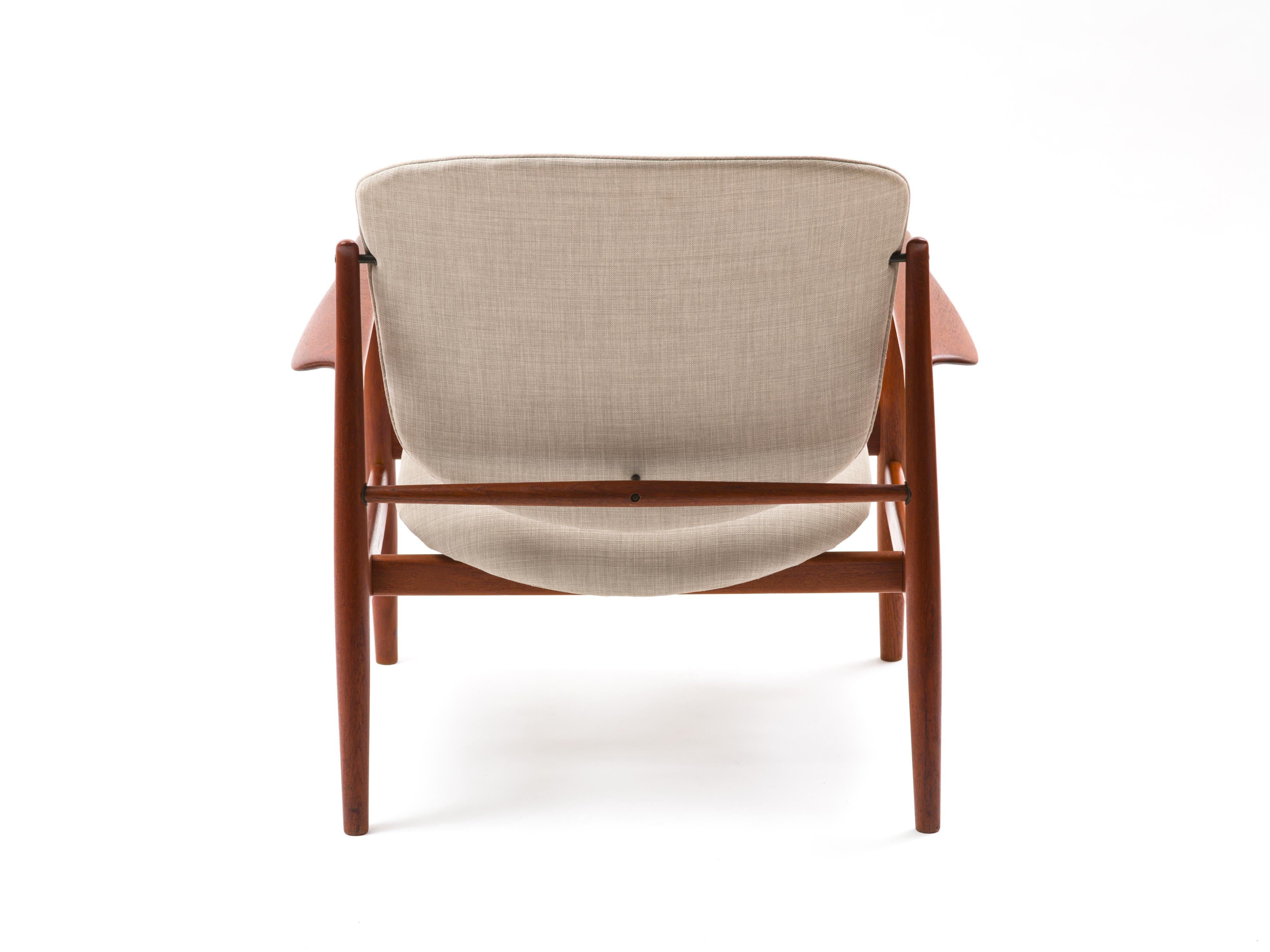 Fauteuil de salon Finn Juhl modèle FD 136 en teck en vente 1