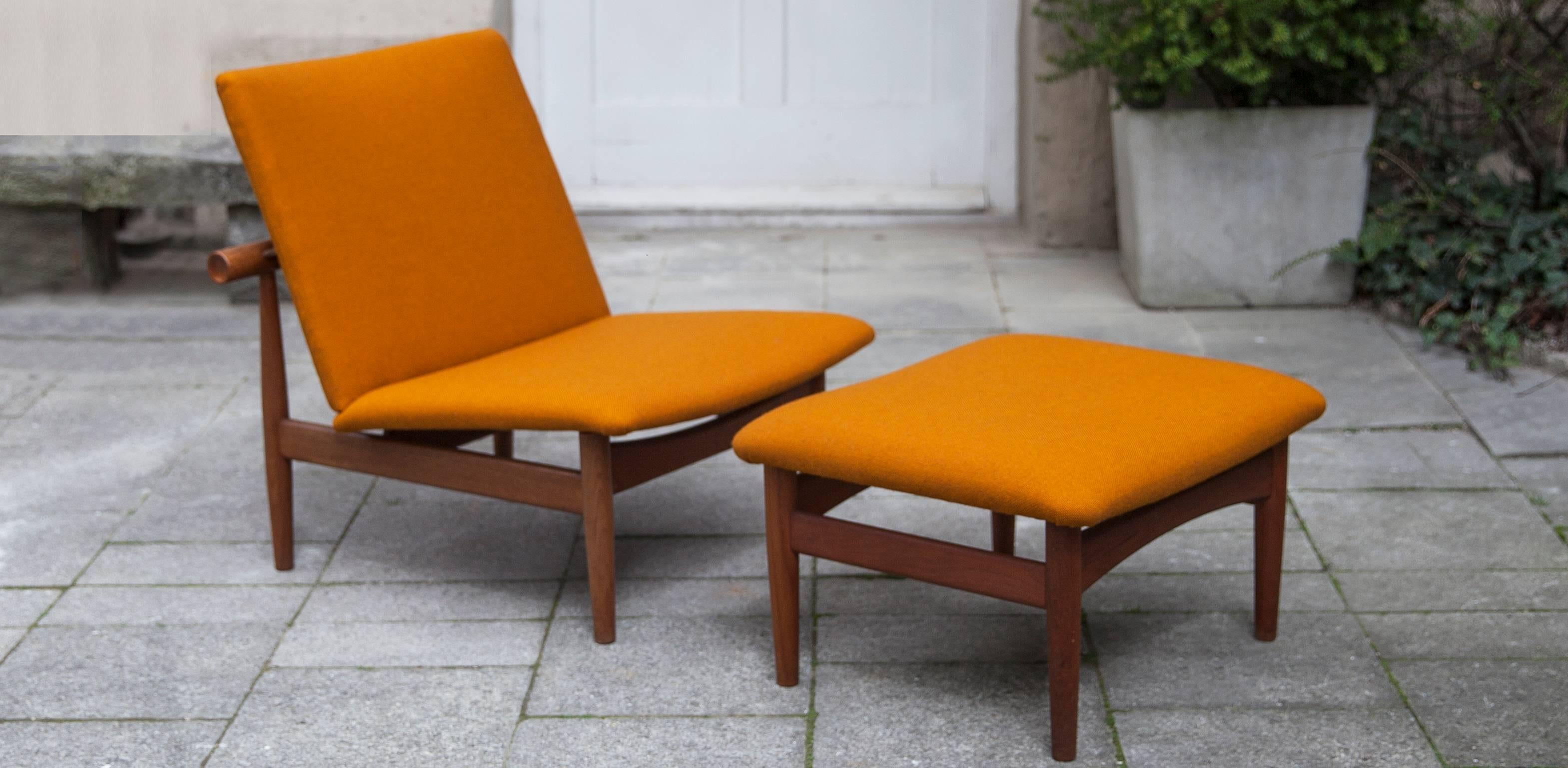 Rare Finn Juhl lounge chair set model Japan / FD-137. The stool was produced by France and Sons and the lounge chair by France & Daverkosen in Denmark in 1953. Solid teak frame and the set is reupholstered in Kvadrat wool fabric. Highly sought after