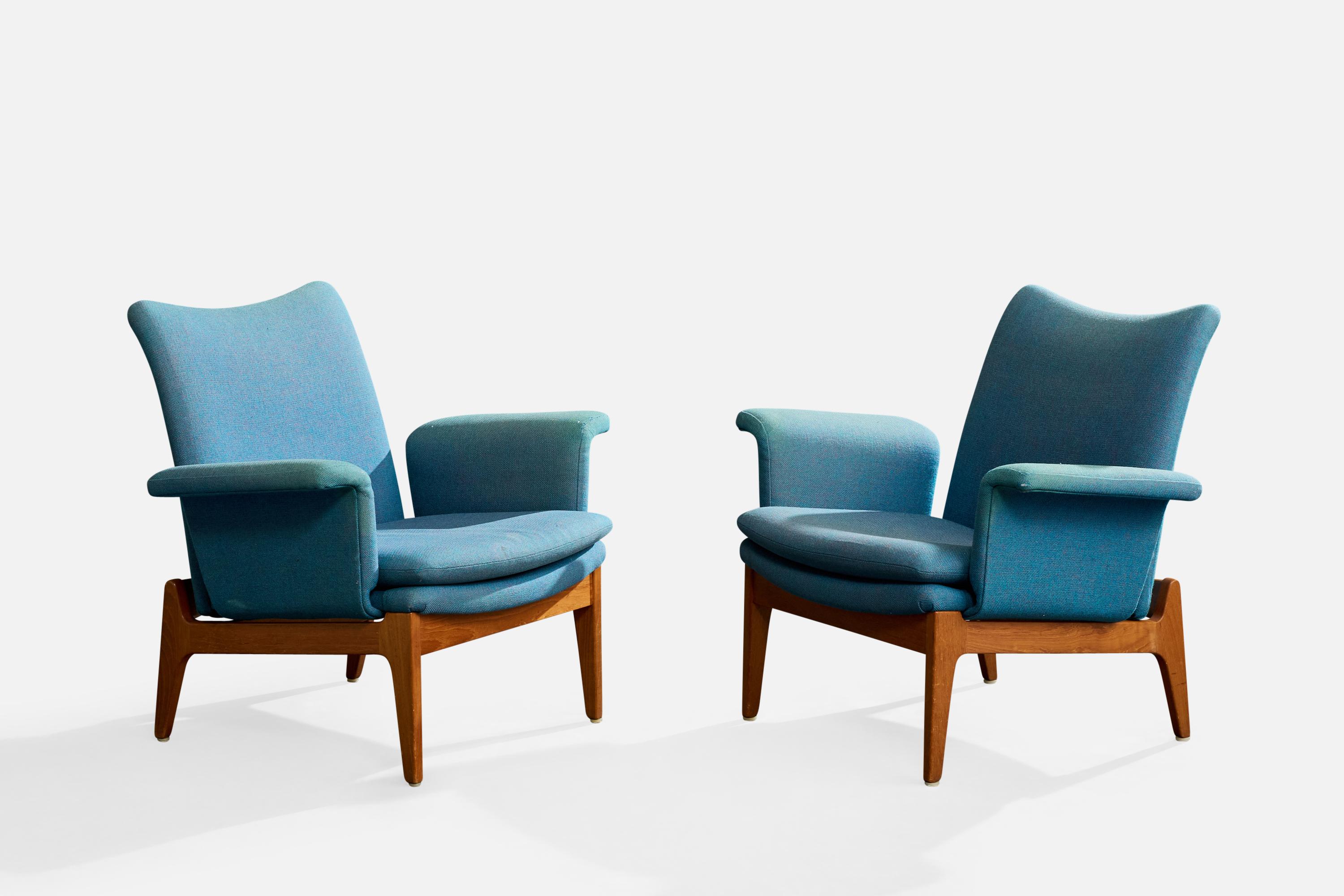 Ein Paar blaue Sessel aus Stoff und Teakholz, entworfen von Finn Juhl und hergestellt von France & Son, Dänemark, um 1950.

Mäßige bis starke Abnutzung der Armlehnen.

Leichte Gebrauchsspuren am restlichen Stoff und am Holzrahmen.

Gesamtabmessungen