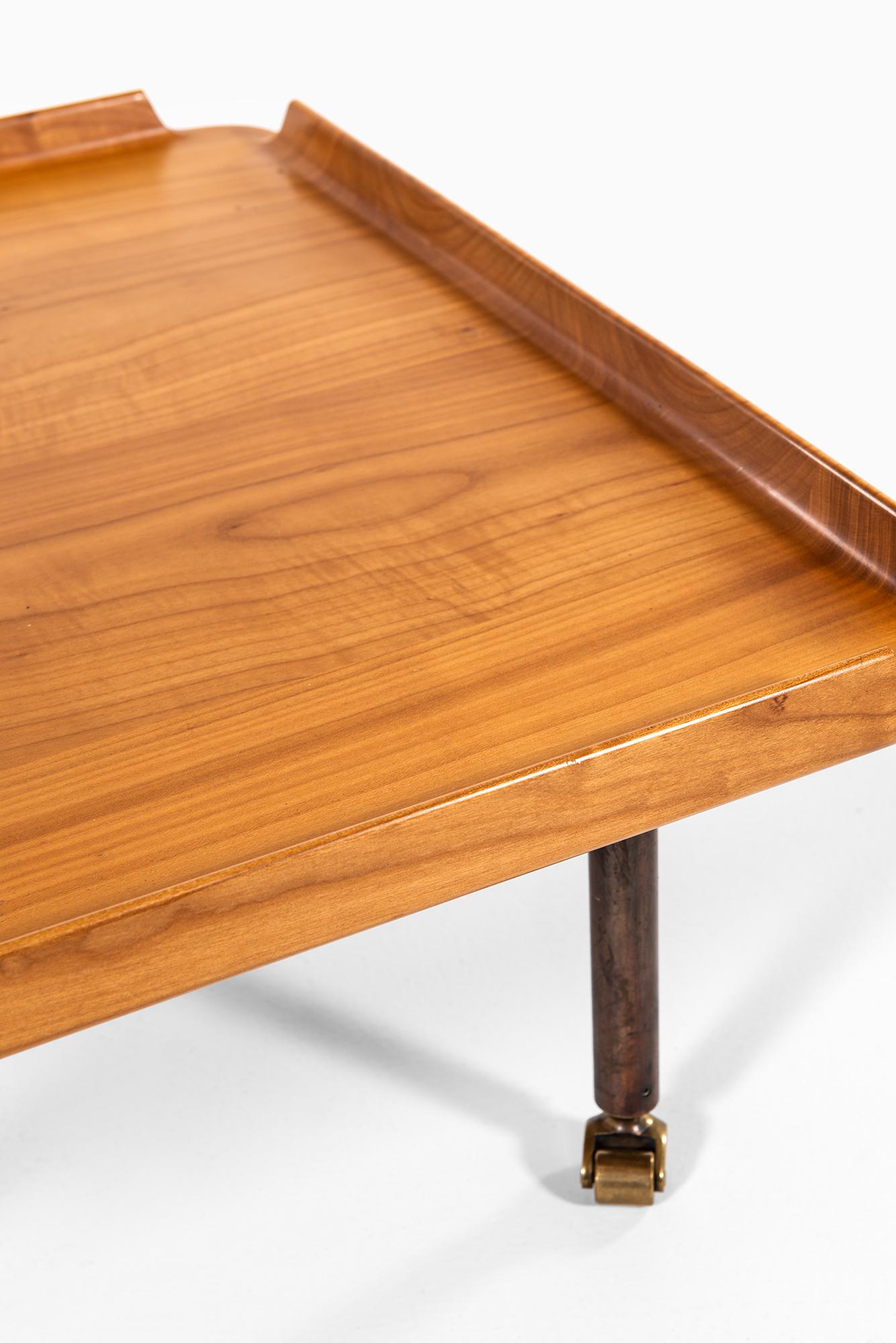 Sehr seltener niedriger Tisch, entworfen von Finn Juhl. Hergestellt von dem Tischler Niels Roth Andersen in Dänemark. Nur in 2 Exemplaren hergestellt.