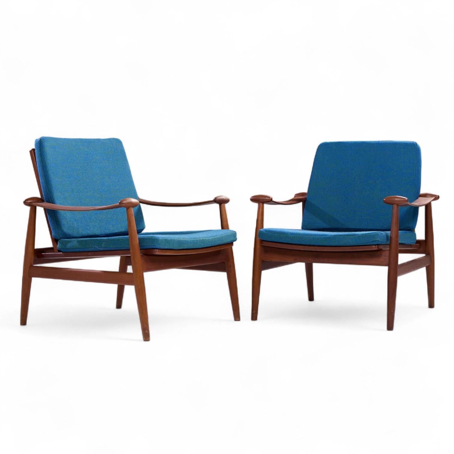 Finn Juhls - Sedie da salotto in teak danese di metà secolo - Coppia

Ogni sedia misura: 29 di larghezza x 30 di profondità x 32 di altezza, con un'altezza della seduta di 16 e un'altezza dei braccioli/spazio della sedia di 22,5 pollici.

Ottime