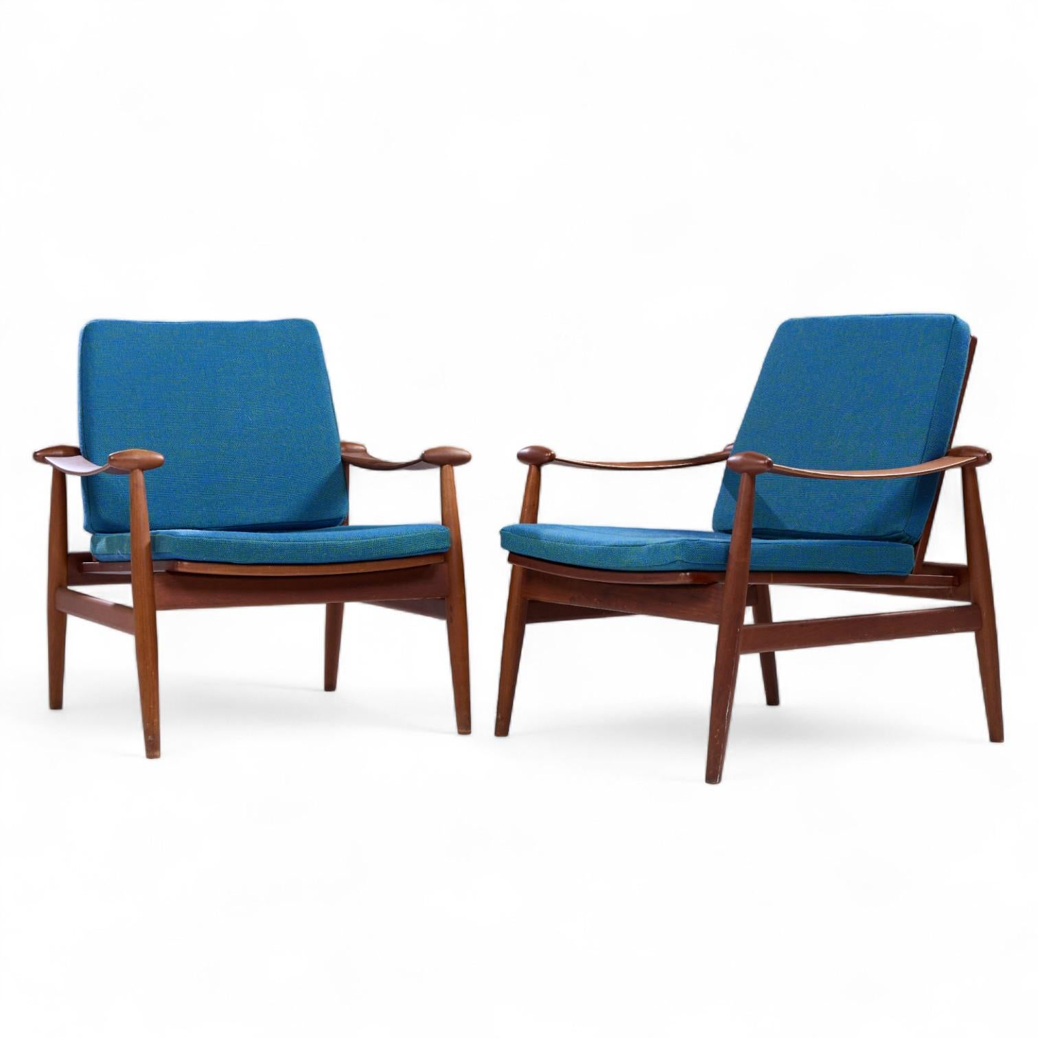Mid-Century moderno Finn Juhls - Sedie da salotto in teak danese di metà secolo - Coppia in vendita