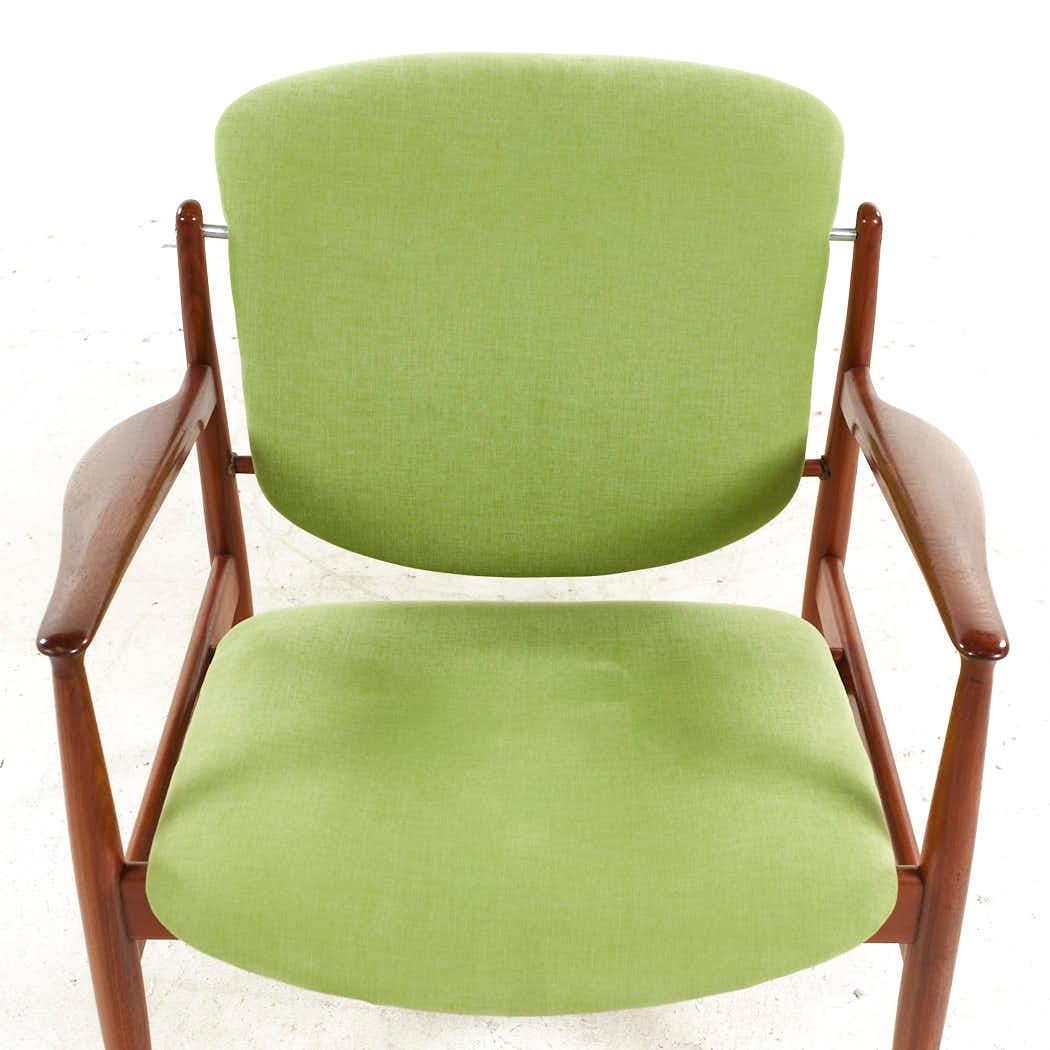 Paire de fauteuils de salon danois en teck FJ-136 de Finn Juhl, milieu du siècle dernier en vente 5