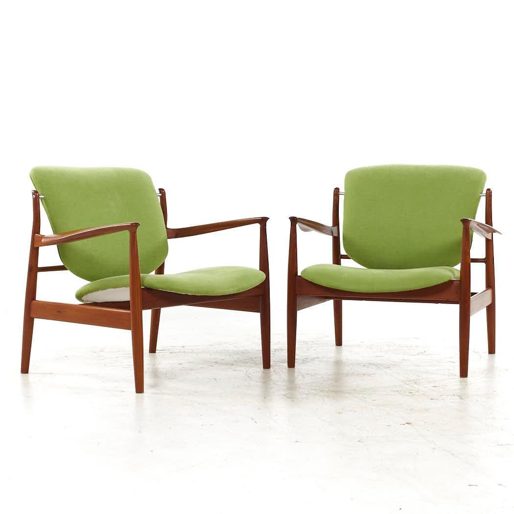 Finn Juhl Mid Century FJ-136 Danish Teak Lounge Chairs - Pair

Each chair measures: 31.25 wide x 31 deep x 30 high, with a seat height of 14 and arm height/chair clearance 22.25 inches

All pieces of furniture can be had in what we call restored