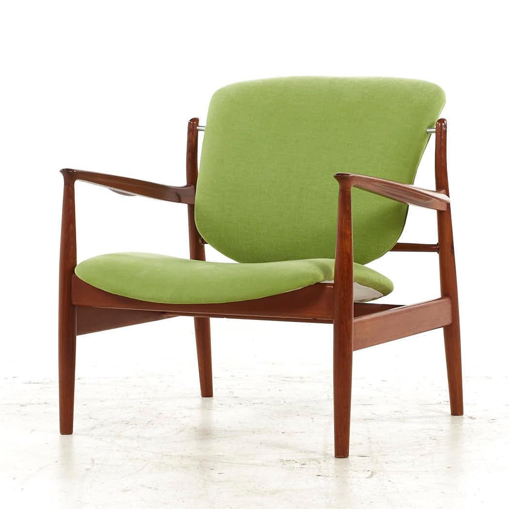 Finn Juhl Mid Century FJ-136 Danish Teak Lounge Chairs - Pair In Good Condition For Sale In Countryside, IL