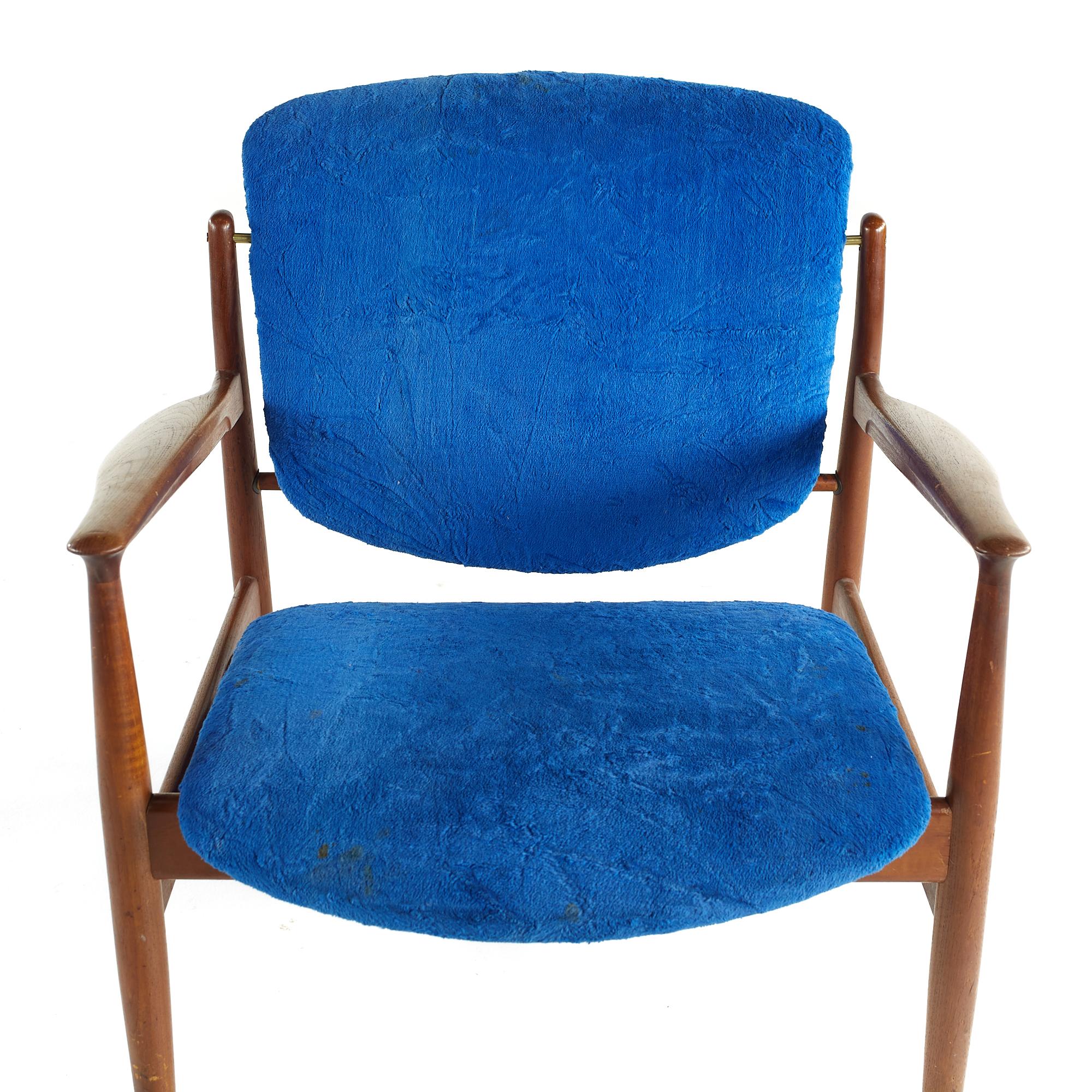 Paire de fauteuils de salon en teck Finn Juhl du milieu du siècle FJ136 en vente 5