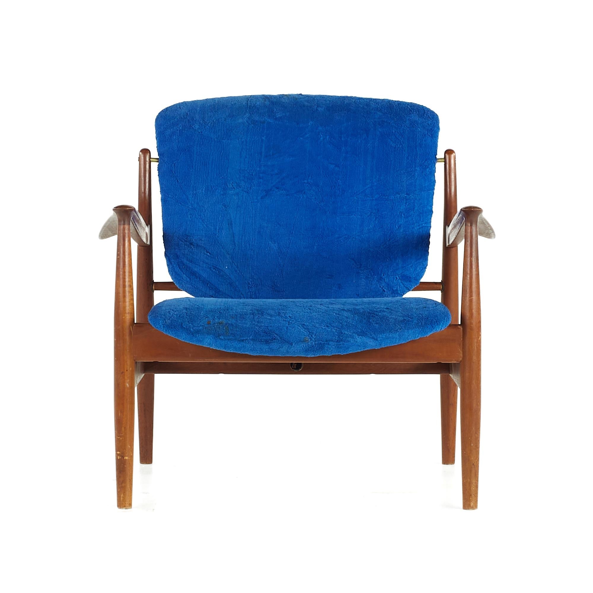 Finn Juhl Midcentury FJ136 Teak Lounge Chairs, Pair In Good Condition For Sale In Countryside, IL