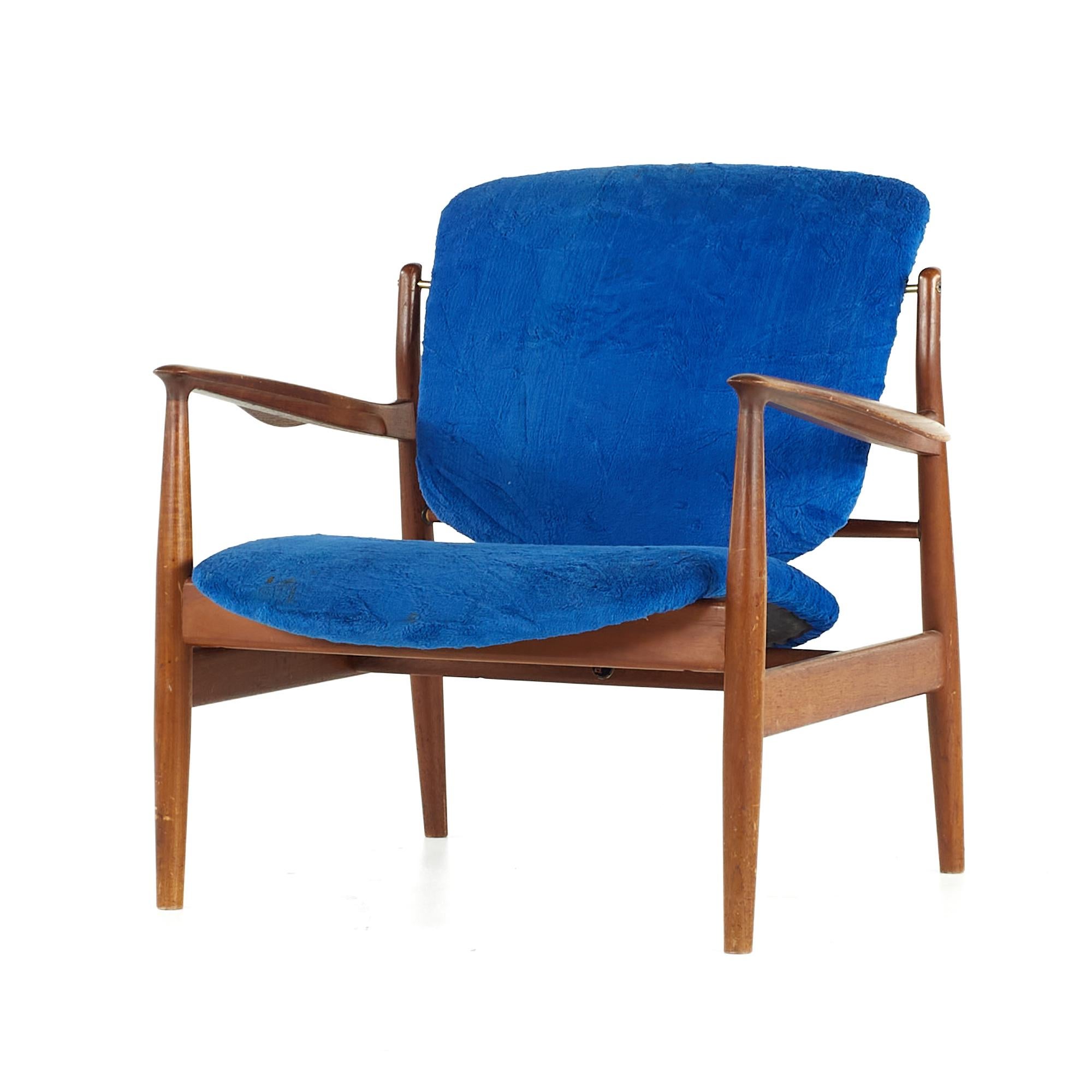 Fin du 20e siècle Paire de fauteuils de salon en teck Finn Juhl du milieu du siècle FJ136 en vente