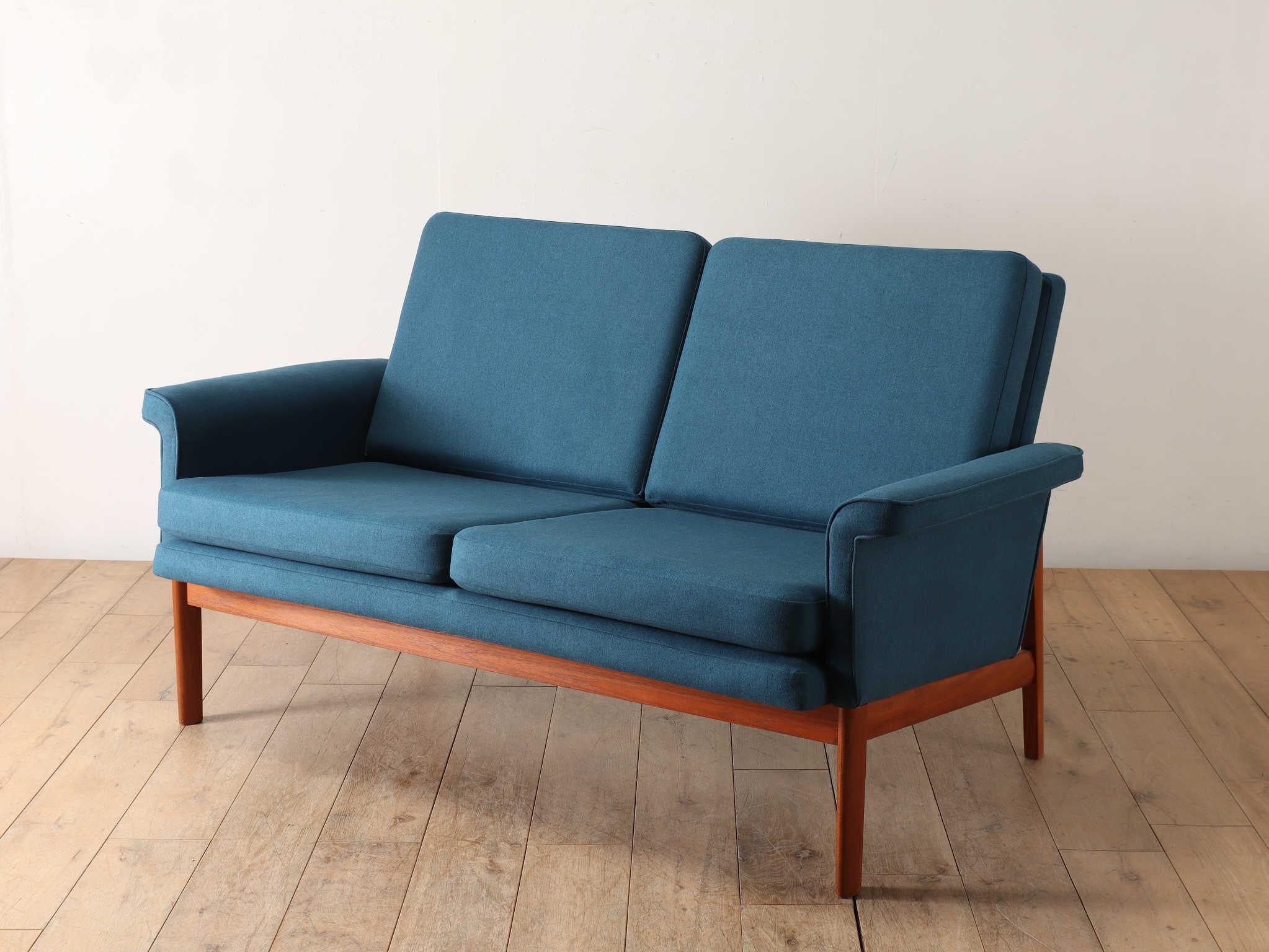 Canapé de Finn Juhls, l'un des plus grands designers danois. Finn Juhls a créé son propre monde avec ses idées uniques et son excellent sens de la forme, et a fait connaître le mobilier danois dans le monde entier. On l'a qualifié de 