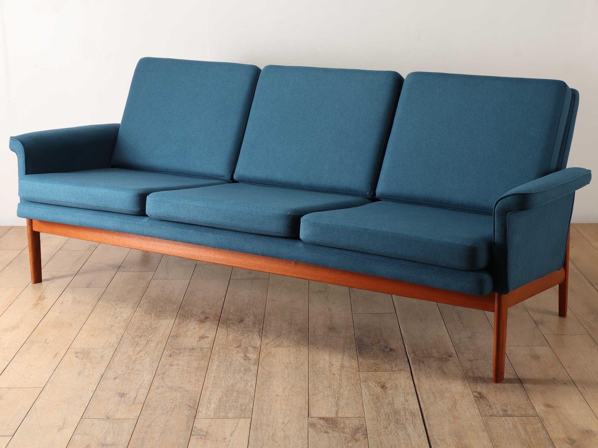 Canapé de Finn Juhls, l'un des plus grands designers danois. Finn Juhls a créé son propre monde avec ses idées uniques et son excellent sens de la forme, et a fait connaître le mobilier danois dans le monde entier. On l'a qualifié de 