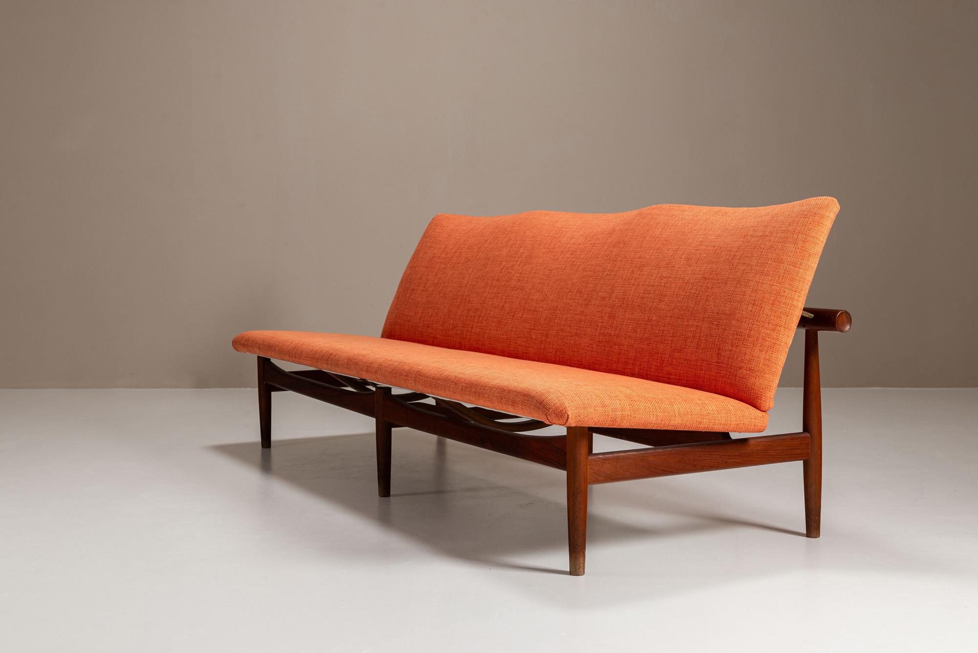 Un diseño bellamente resuelto por uno de los principales modernistas daneses, este sofá Modelo 137 de Finn Juhl fue producido en la década de 1950 por France & Søn. Refleja el enfoque escultórico que Juhl da a los asientos, donde forma, estructura y
