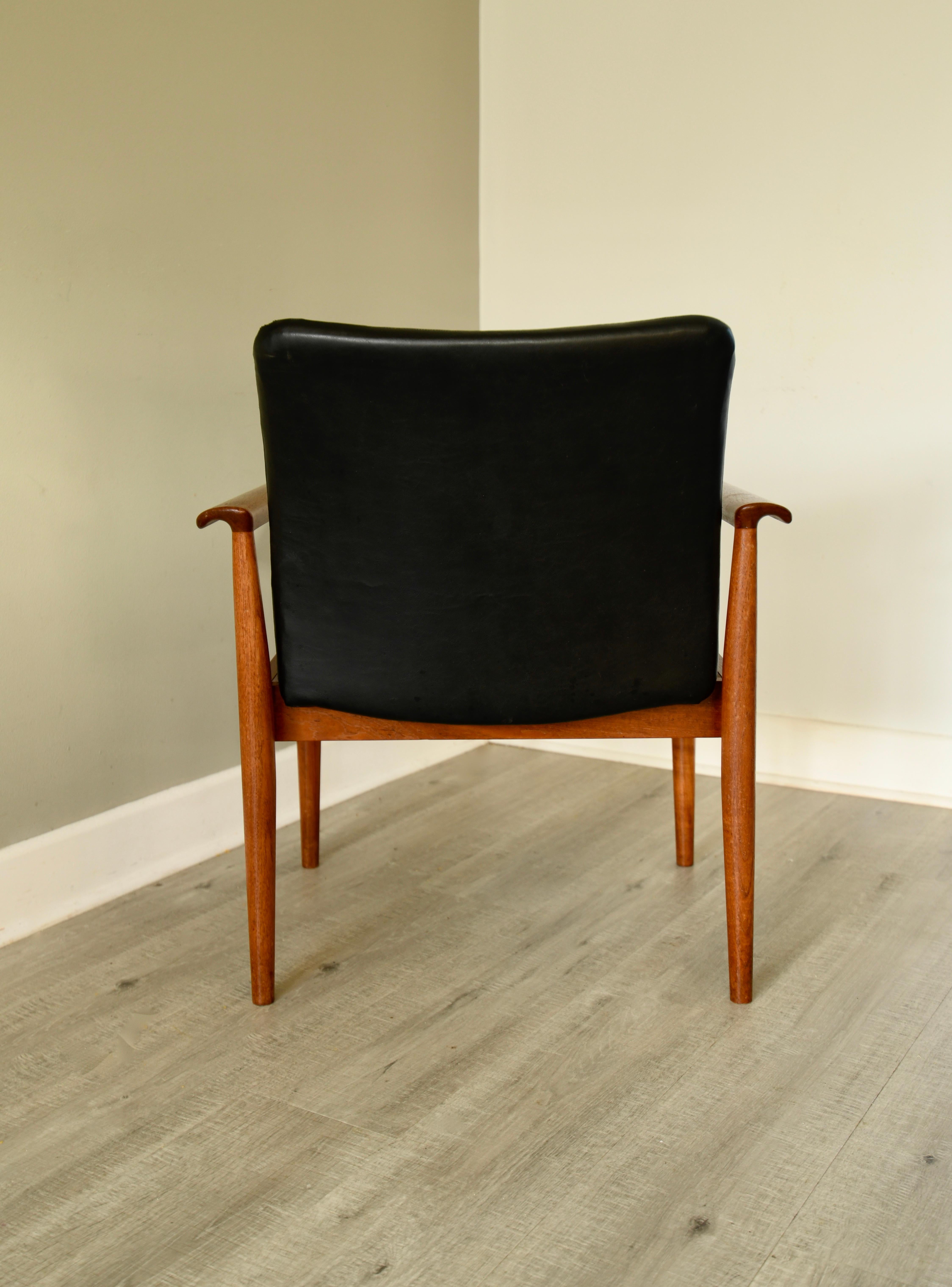 Finn Juhl Model 209 Diplomat Chair in Teak and Black Vinyl by France & Son  In Good Condition For Sale In everton lymington, GB