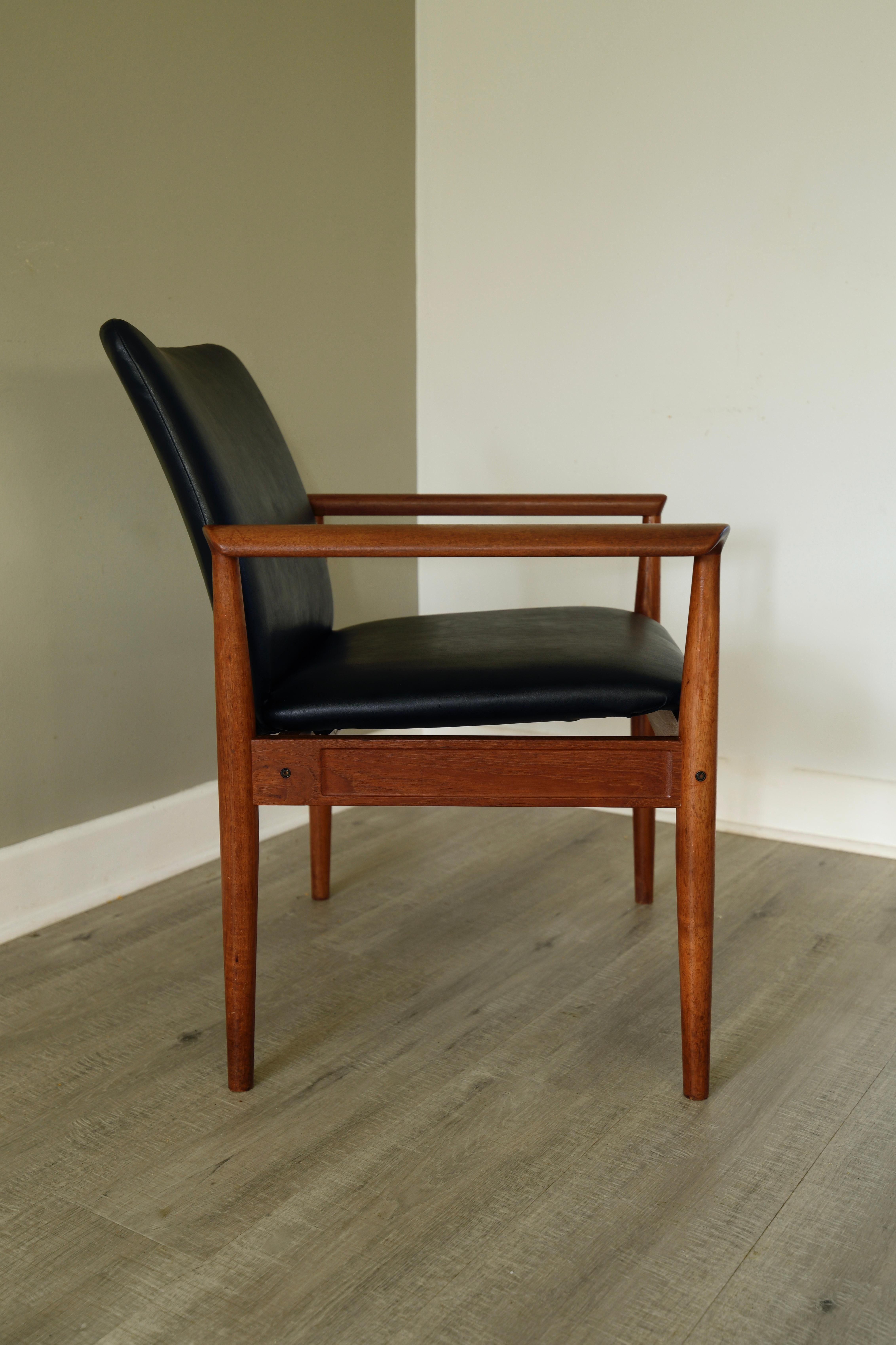 Mid-20th Century Finn Juhl Model 209 Diplomat Chair in Teak and Black Vinyl by France & Son  For Sale