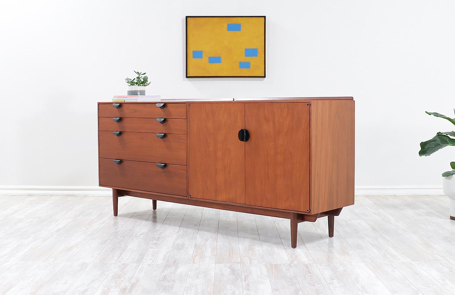 Finn Juhl Model 23-22 Teak Credenza for Baker Furniture In Excellent Condition In Los Angeles, CA