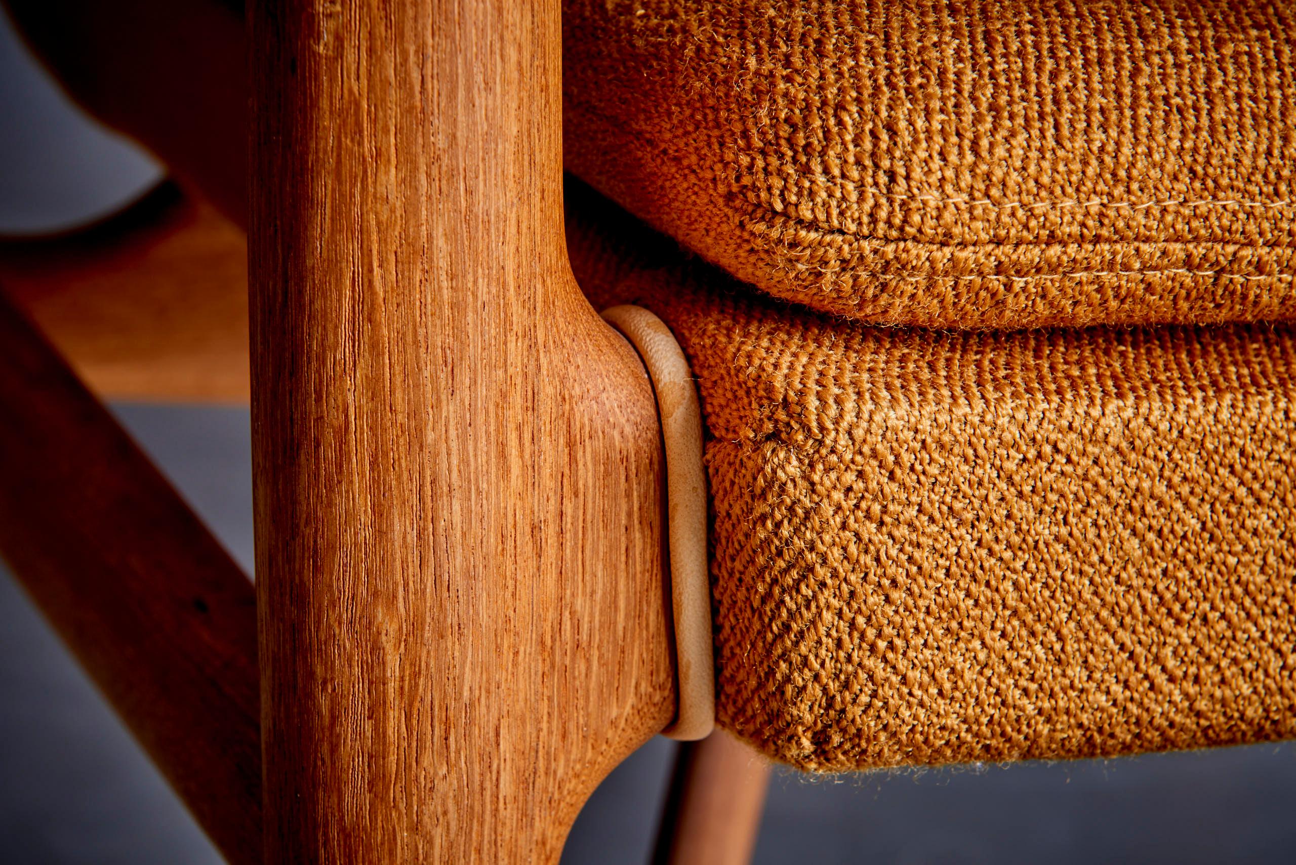 Splendida sedia 45 realizzata da Finn Juhls. Nell'autunno del 1945, Finn Juhls presentò la Sedia 45 alla mostra annuale della Guild. Oggi è riconosciuta come una delle opere più innovative e iconiche del design danese. La passione di Finn Juhls per