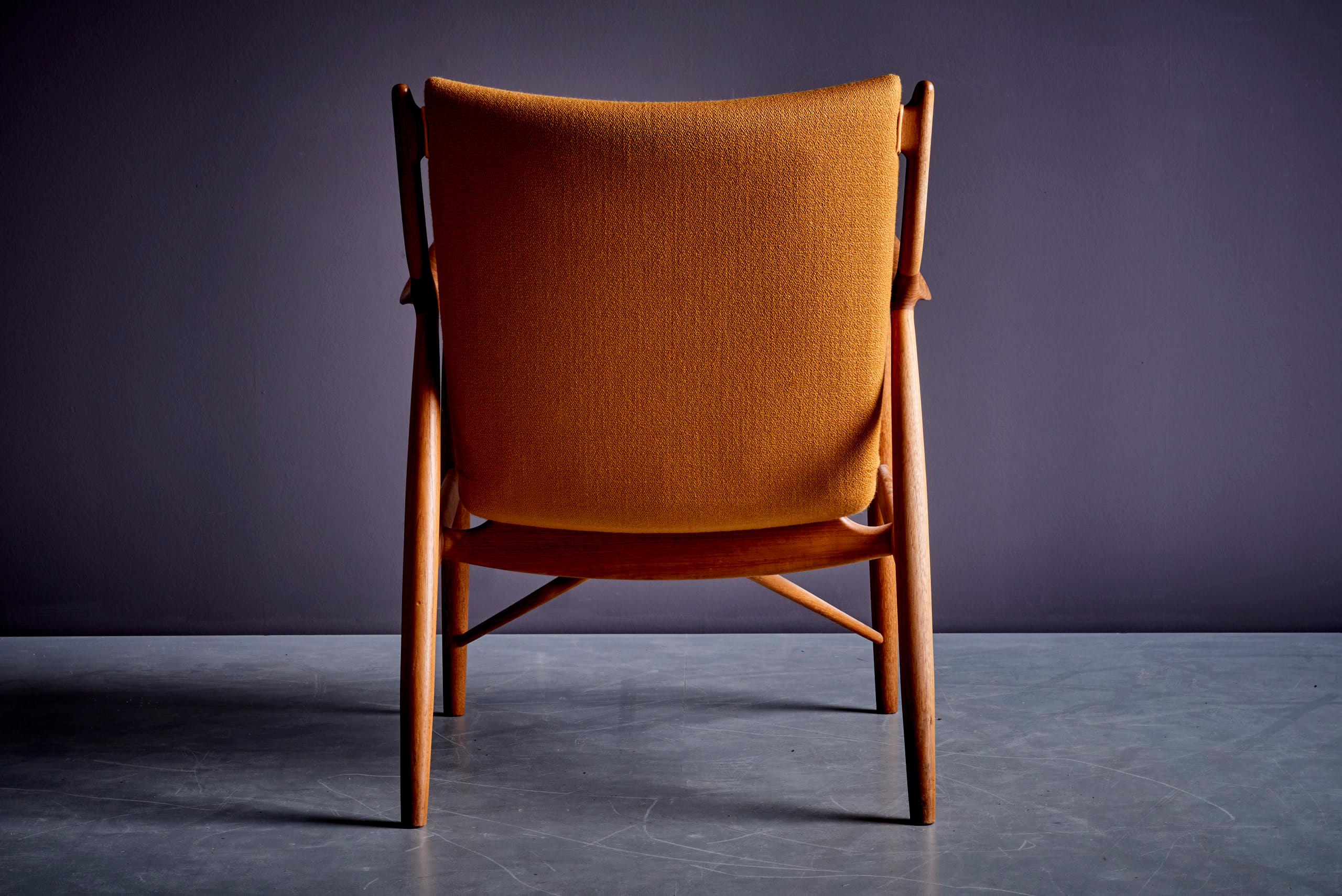 XX secolo Poltrona Finn Juhl Model 45 rivestita in tessuto by House of Finn Juhl in vendita