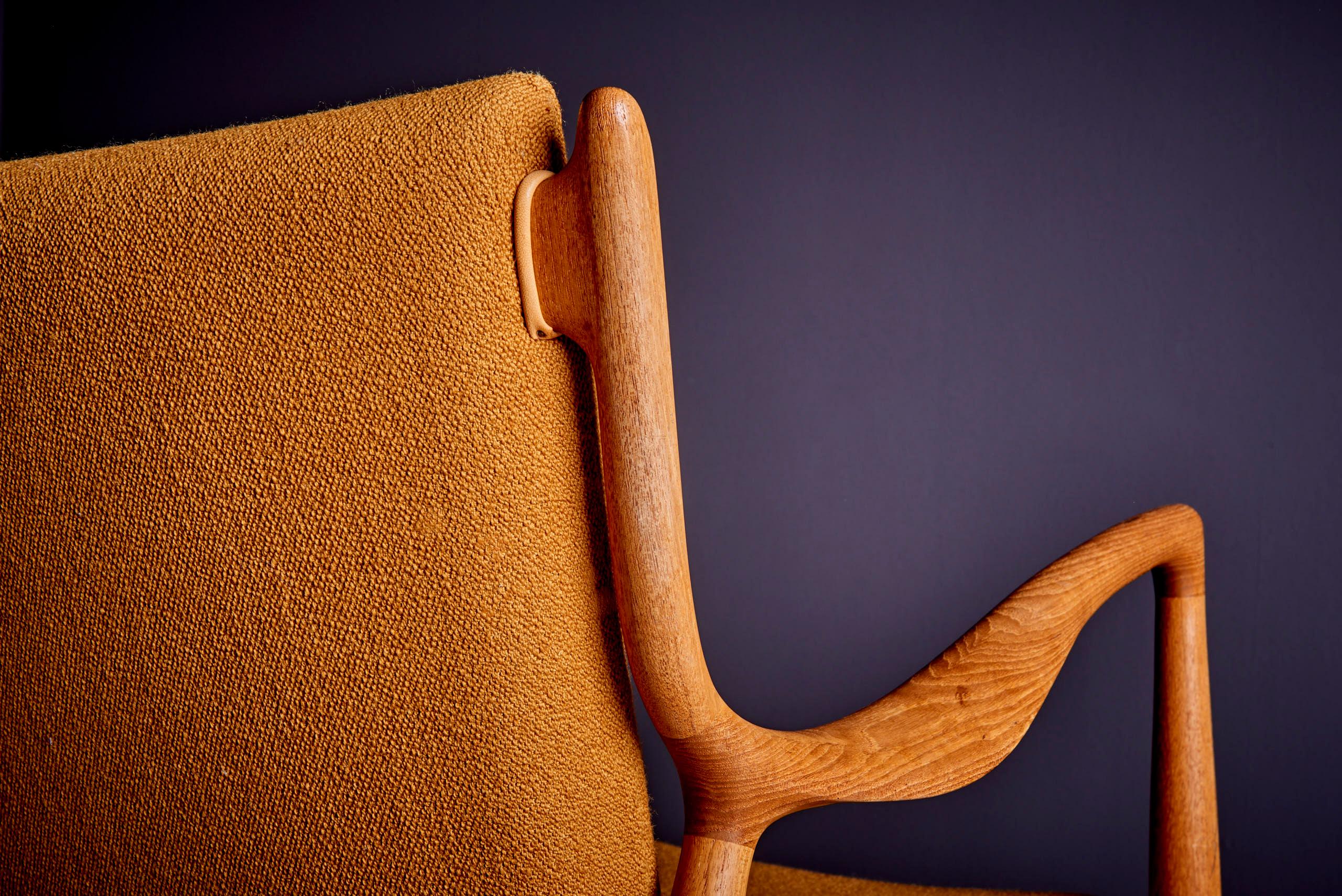 Teak Poltrona Finn Juhl Model 45 rivestita in tessuto by House of Finn Juhl in vendita