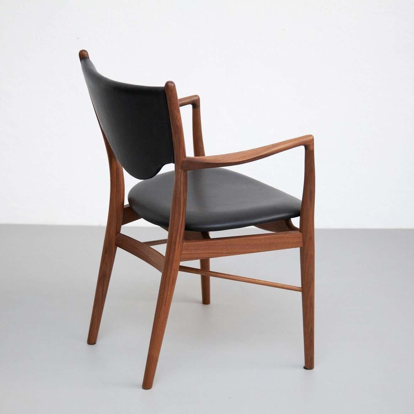 Ce fauteuil The Modern Scandinavian Design/One 46 de Finn Juhls est un véritable chef-d'œuvre du design danois. Conçue à l'origine en 1946 pour l'exposition de la Guild de Copenhague pour le maître ébéniste Niels Vodder, cette chaise est un exemple