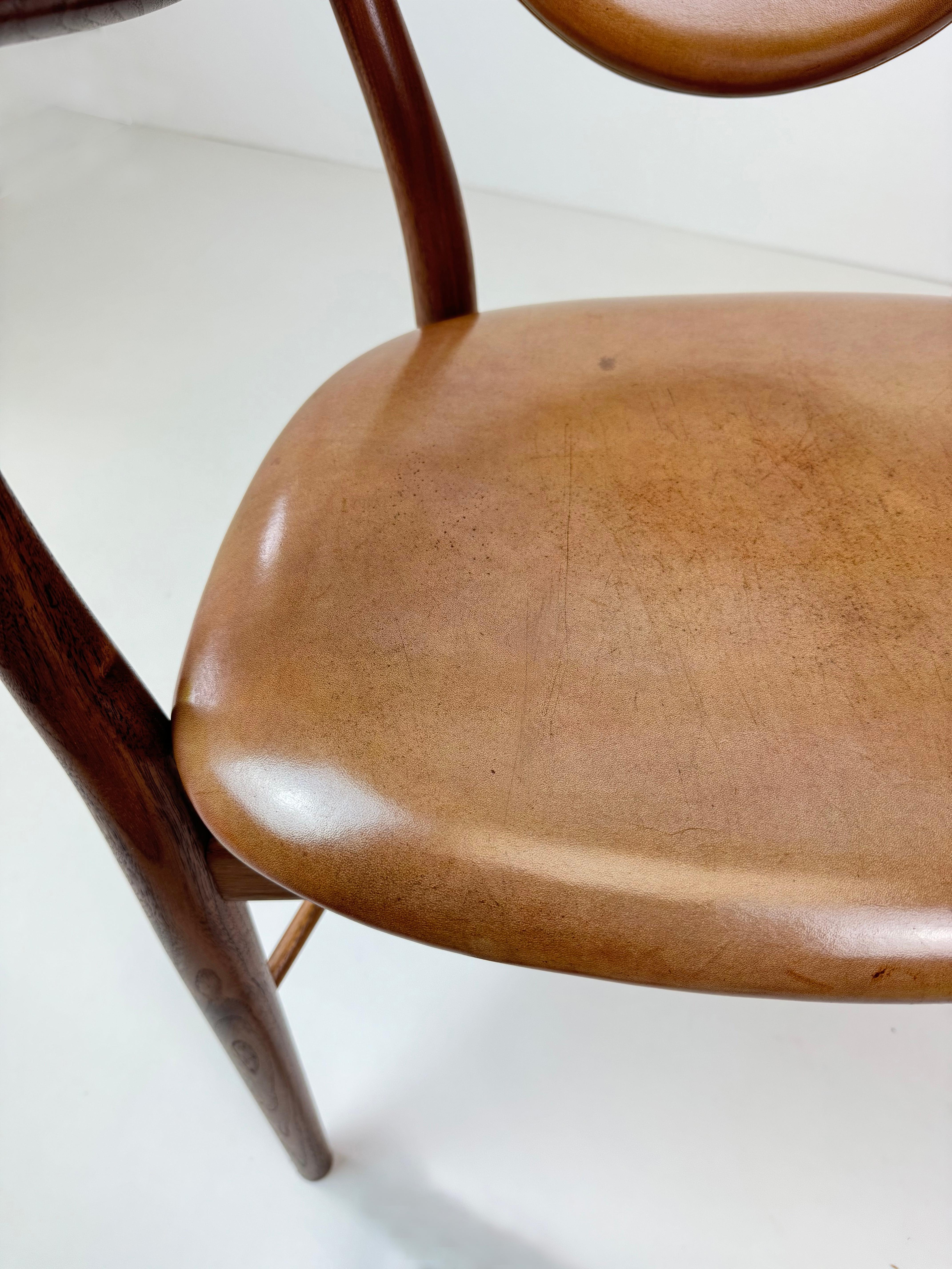 Poltrona Finn Juhls modello 46 in noce e seduta in pelle caramellata, Danimarca, C.C. 1955 in vendita 4