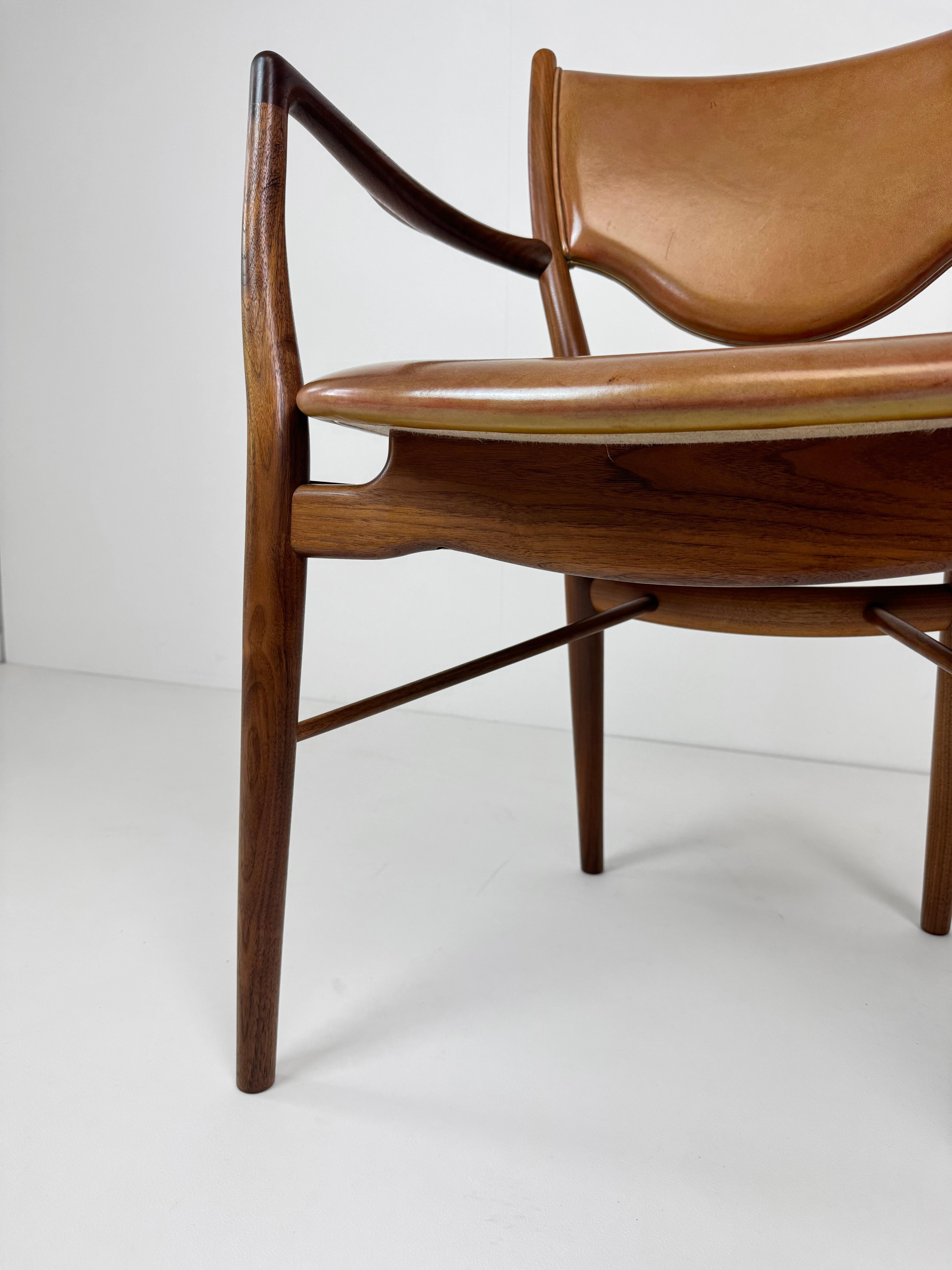 Poltrona Finn Juhls modello 46 in noce e seduta in pelle caramellata, Danimarca, C.C. 1955 in vendita 9