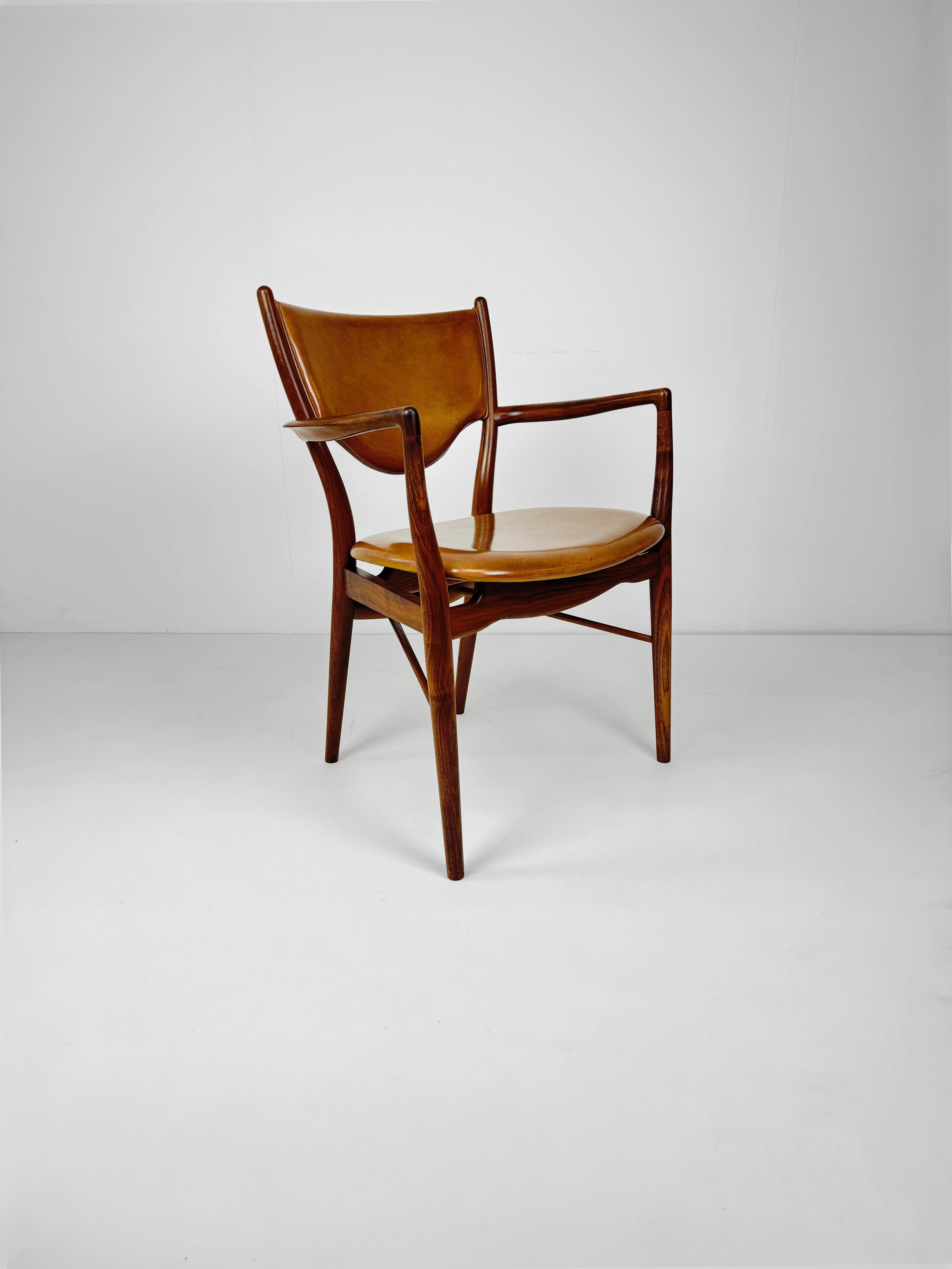 Questa rarissima e iconica poltrona Finn Juhls modello 46 è uno splendido esempio di design danese della metà del secolo scorso. Realizzato originariamente dall'ebanista Niels Vodder, in Danimarca intorno al 1946. Questa sedia è un'edizione