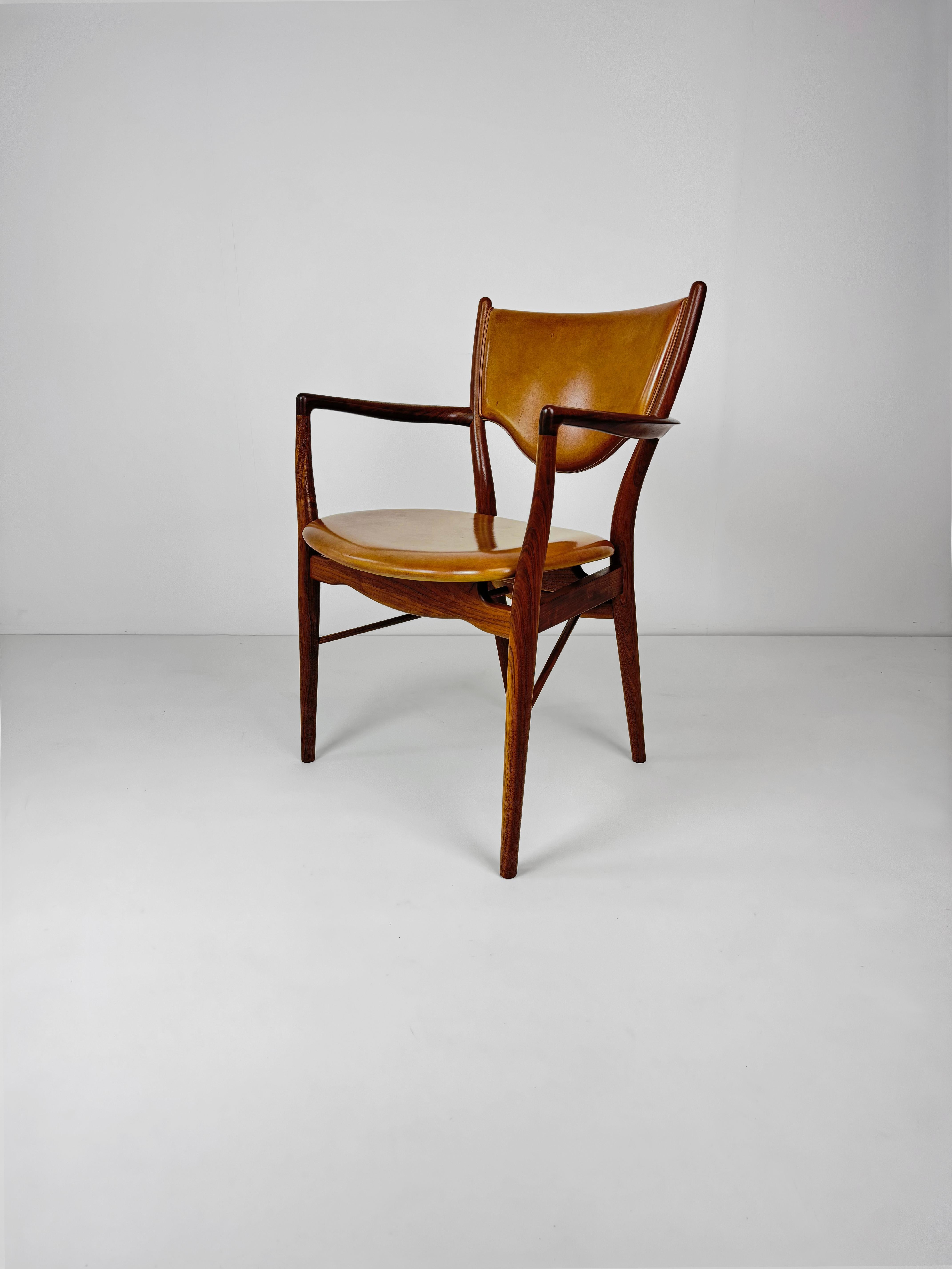 Mid-Century moderno Poltrona Finn Juhls modello 46 in noce e seduta in pelle caramellata, Danimarca, C.C. 1955 in vendita