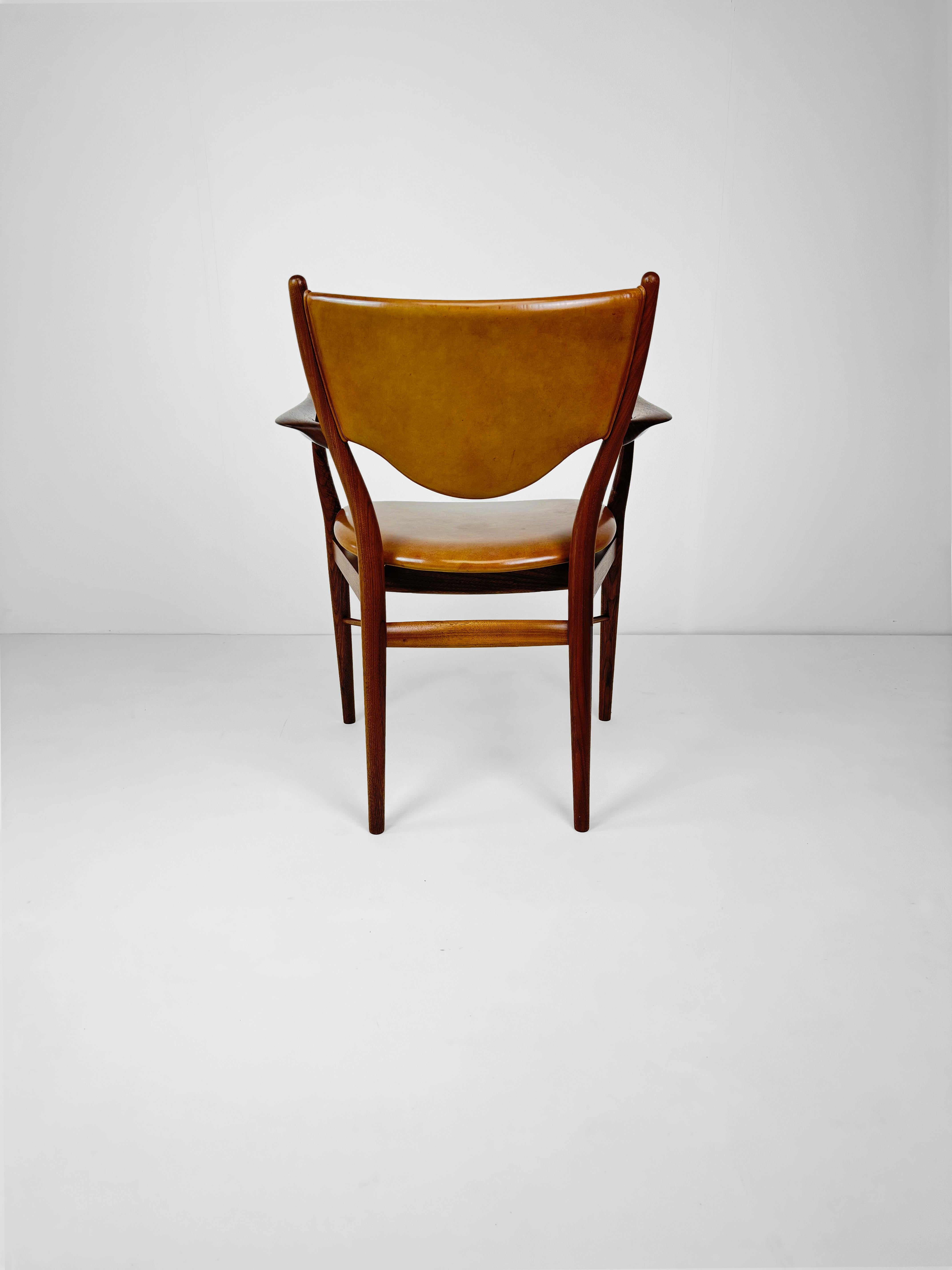 Danese Poltrona Finn Juhls modello 46 in noce e seduta in pelle caramellata, Danimarca, C.C. 1955 in vendita