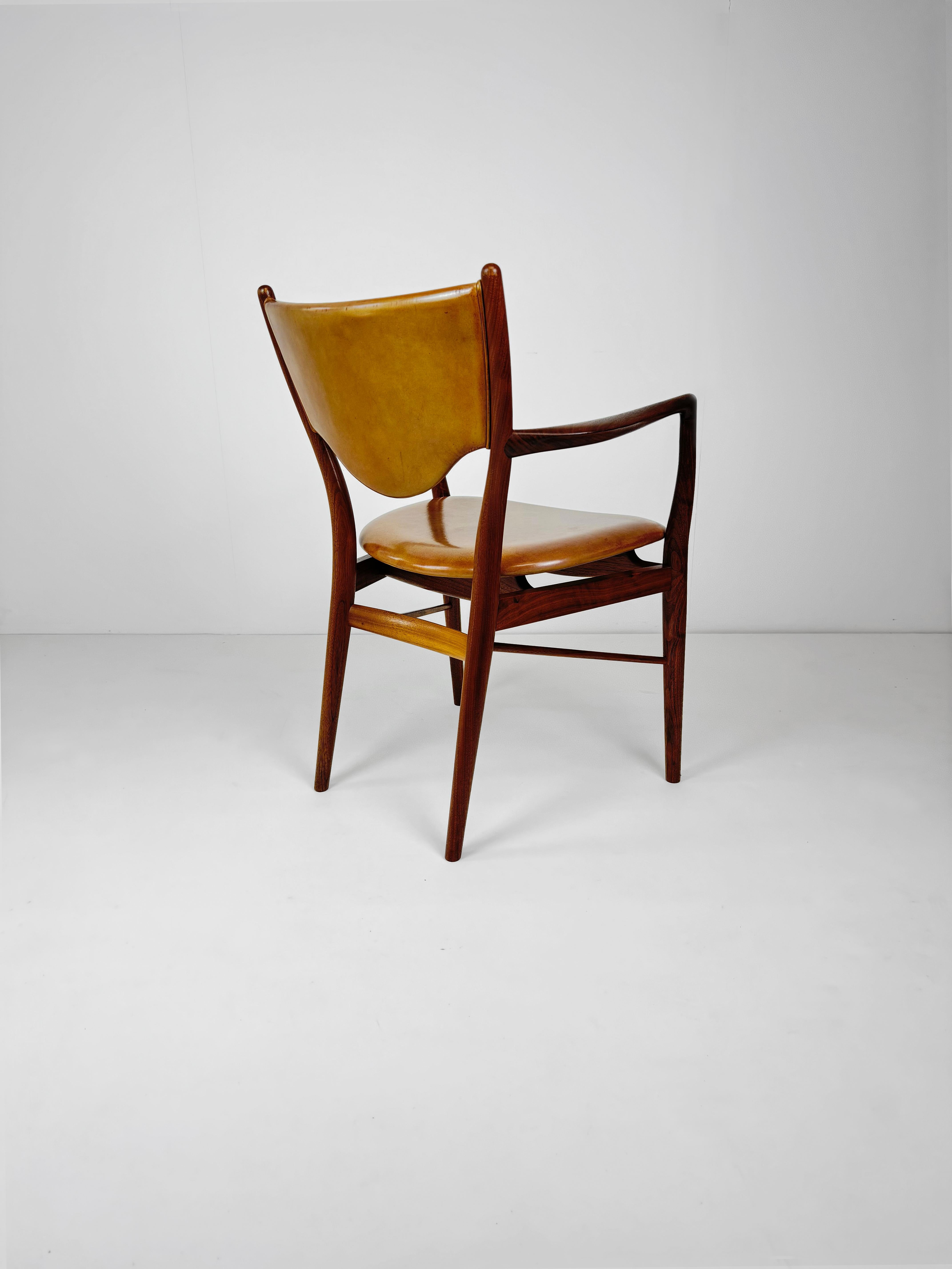 Lucidato Poltrona Finn Juhls modello 46 in noce e seduta in pelle caramellata, Danimarca, C.C. 1955 in vendita