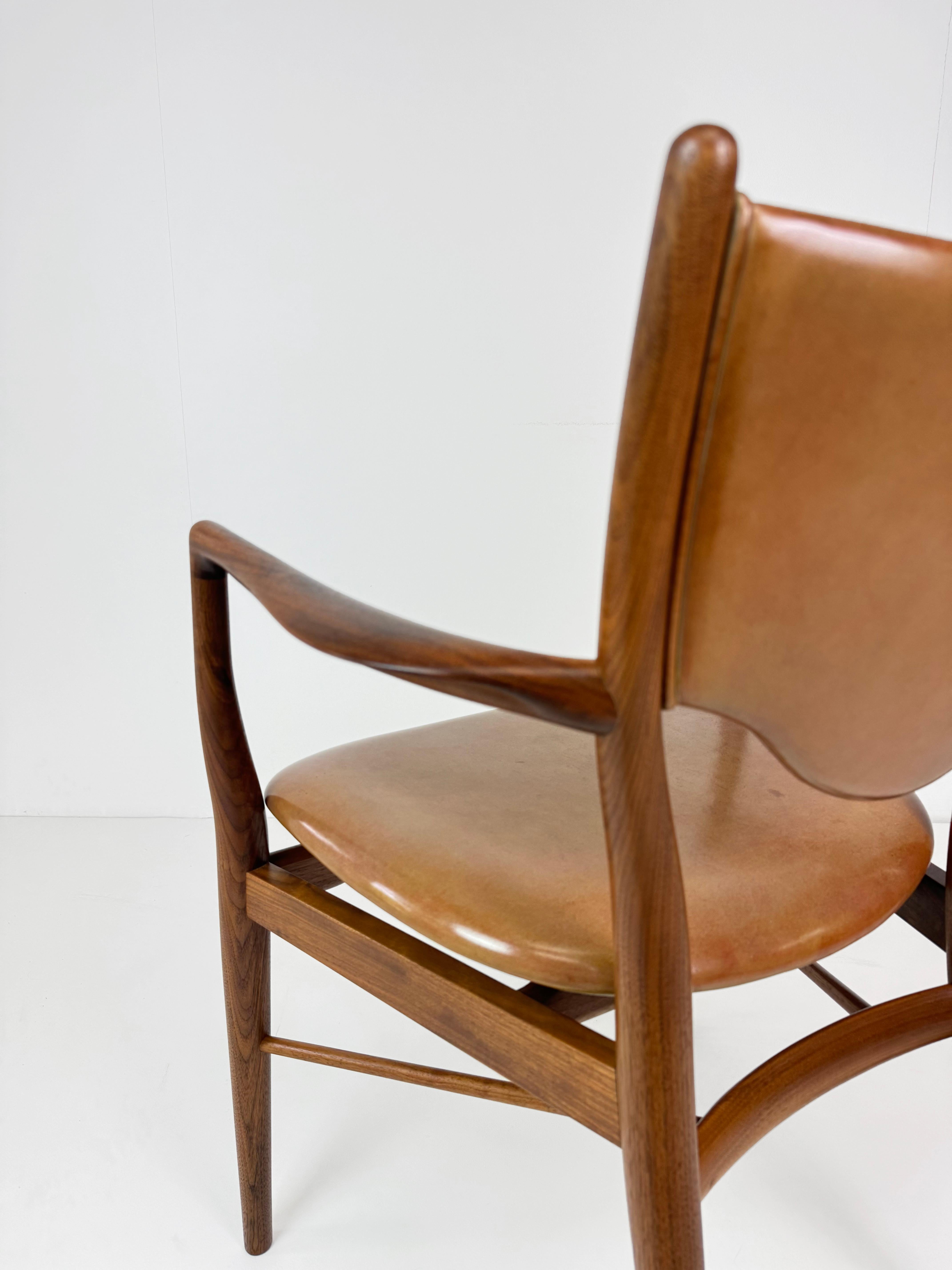 XX secolo Poltrona Finn Juhls modello 46 in noce e seduta in pelle caramellata, Danimarca, C.C. 1955 in vendita