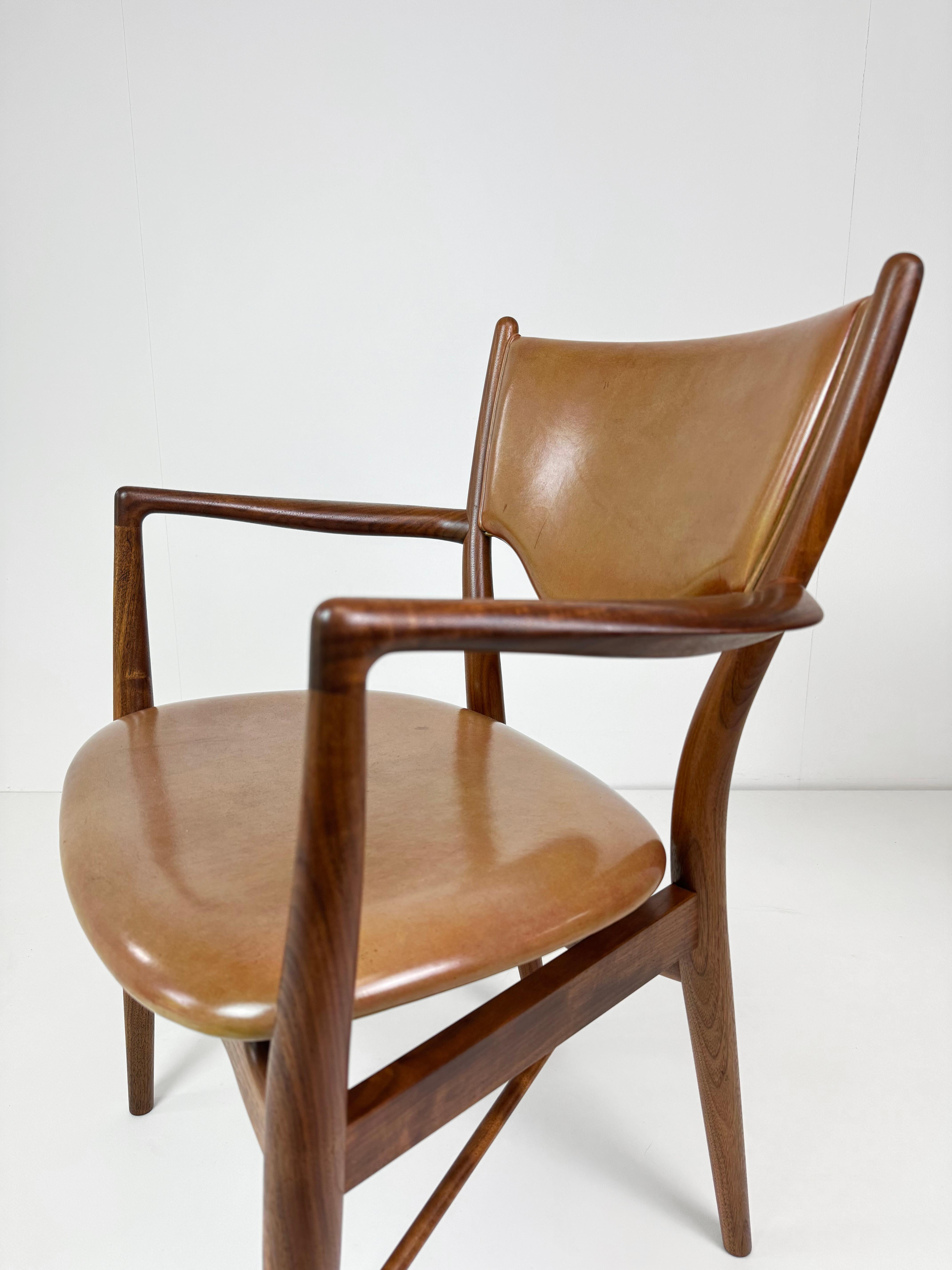 Noce Poltrona Finn Juhls modello 46 in noce e seduta in pelle caramellata, Danimarca, C.C. 1955 in vendita