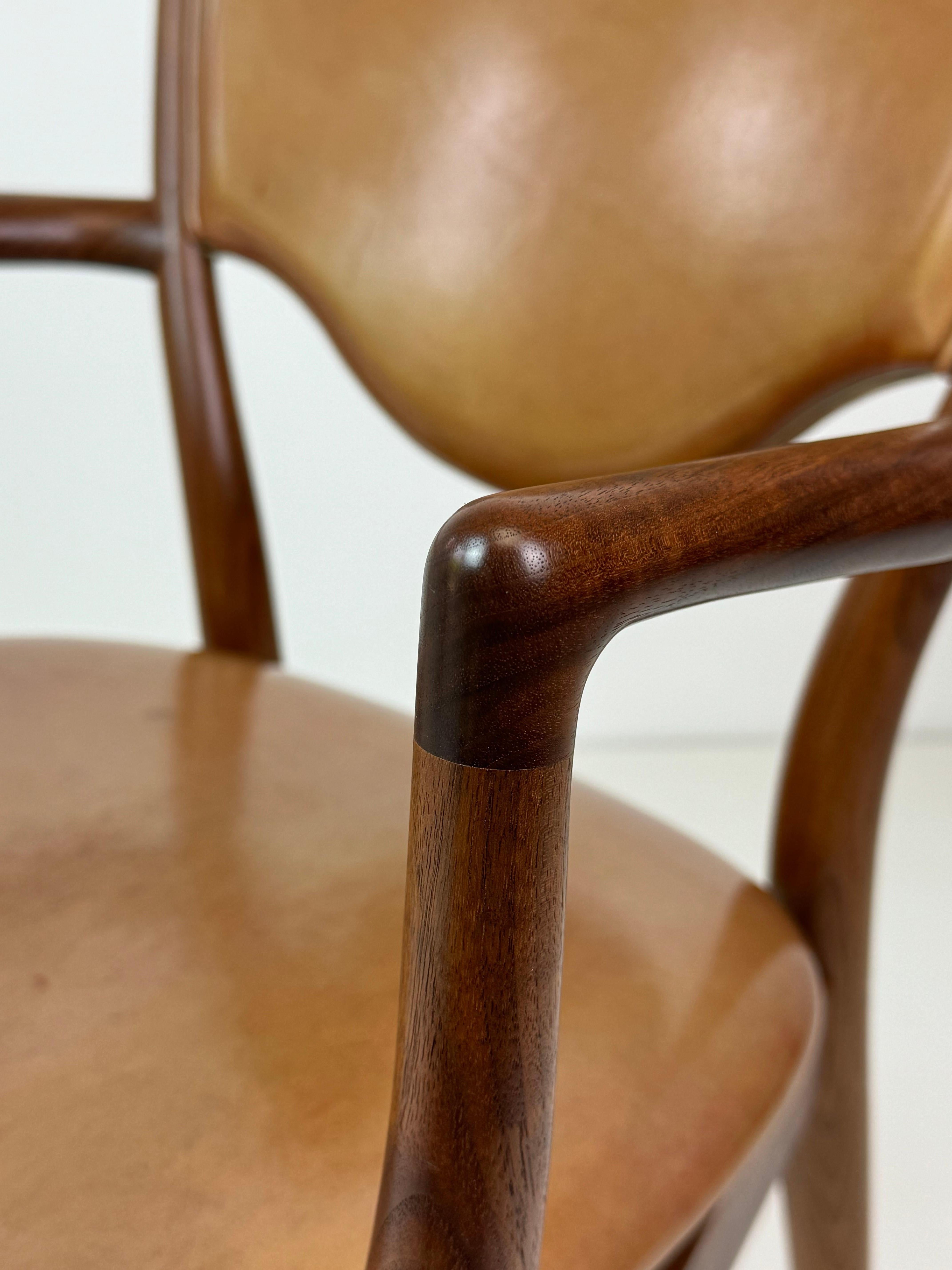 Poltrona Finn Juhls modello 46 in noce e seduta in pelle caramellata, Danimarca, C.C. 1955 in vendita 1