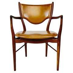 Poltrona Finn Juhls modello 46 in noce e seduta in pelle caramellata, Danimarca, C.C. 1955