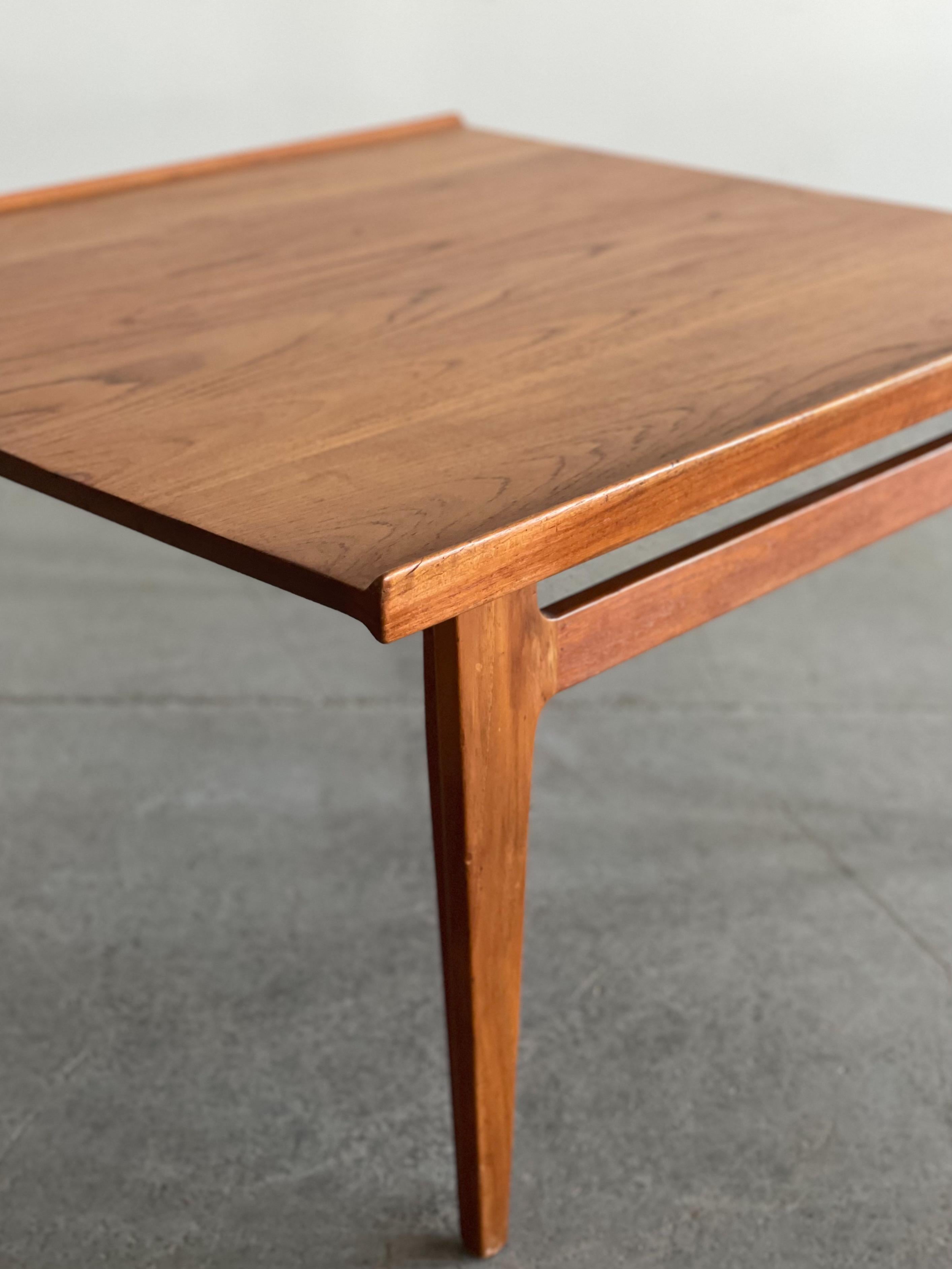 Tavolino da caffè in teak massiccio modello 500, disegnato da Finn Juhls per France and Son, Danimarca. Questo splendido pezzo presenta elementi splendidamente scolpiti, caratteristici del design di Juhls, e sarebbe di grande impatto in qualsiasi