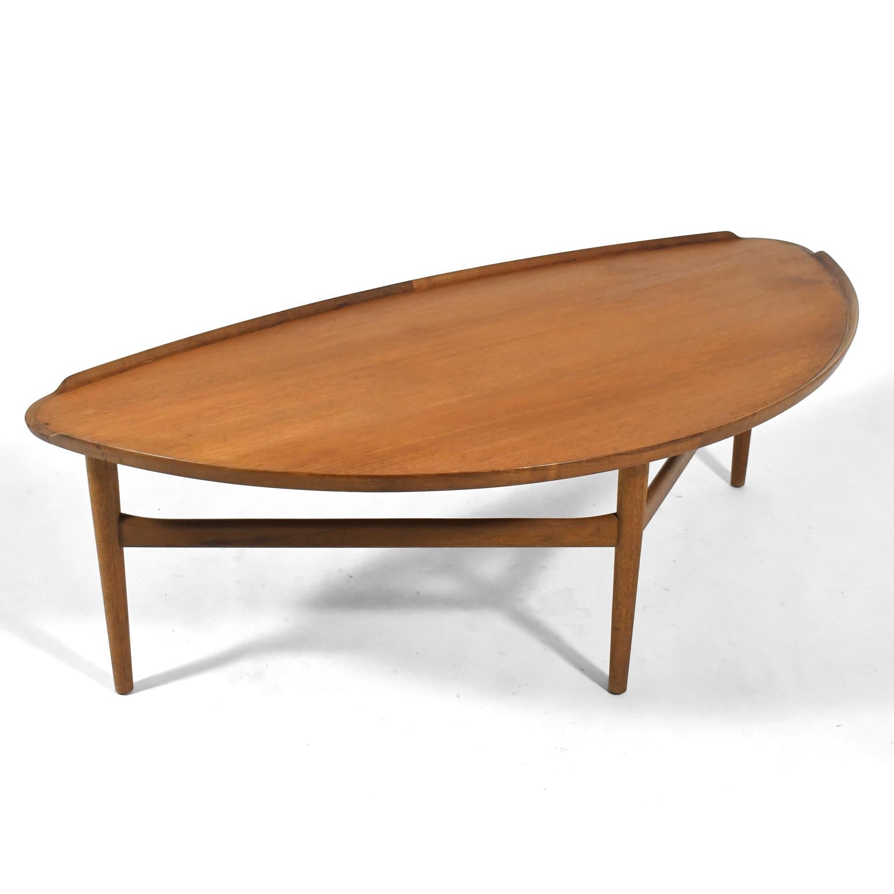 Diseñada por el maestro danés Finn Juhl y fabricada por Baker Furniture en EE.UU., esta gran mesa de centro es exquisita.

Finn Juhl se mostraba escéptico ante la posibilidad de que algún fabricante estadounidense pudiera producir sus designs según